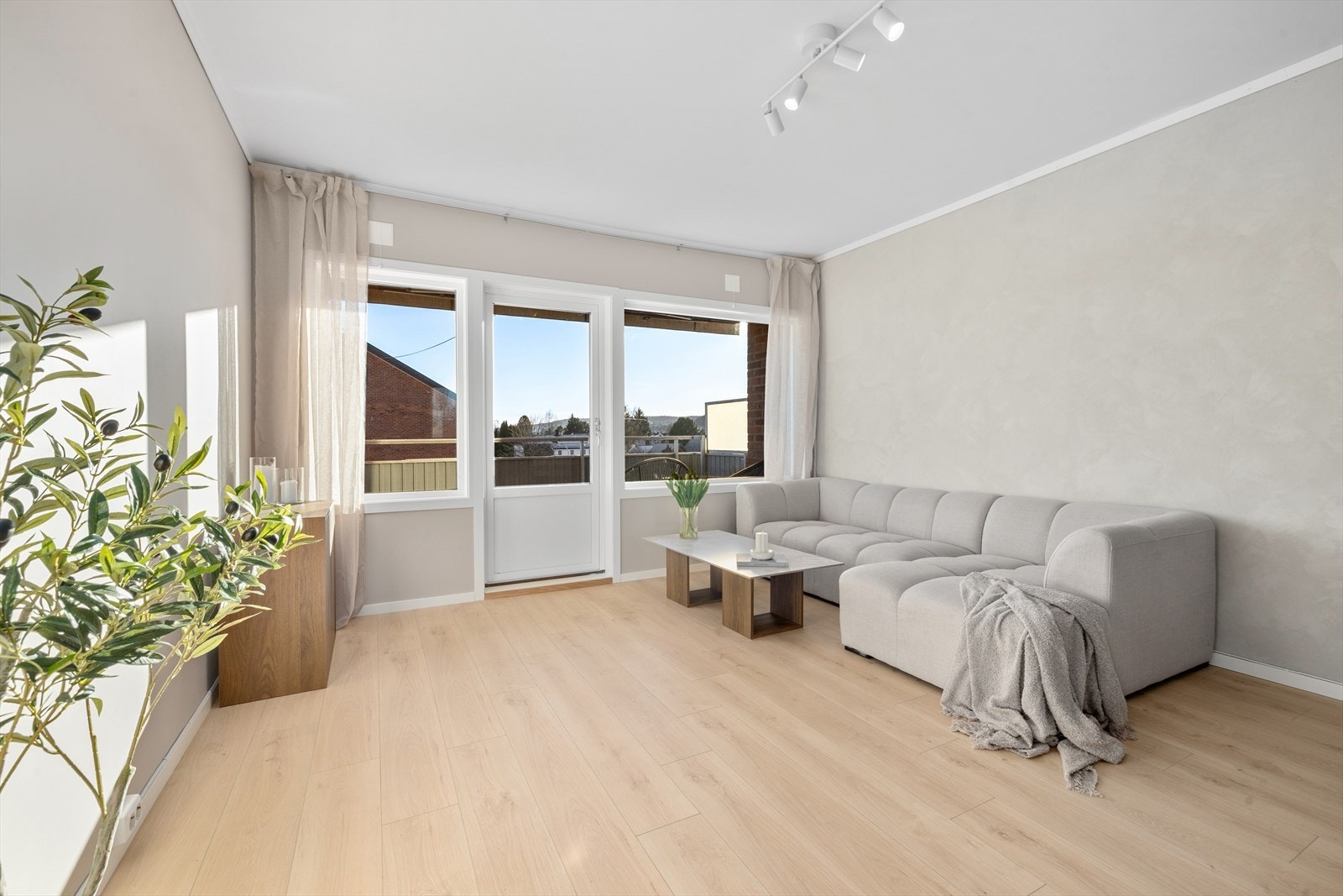 EiendomsMegler1 v/Thor Petter Curtis Mælandsmo presenterer Olea Crøgers veg 16A - Pen, nyoppusset 4-roms med attraktiv beliggenhet på Falkum!
Foto: A7 Media. Galleribilde