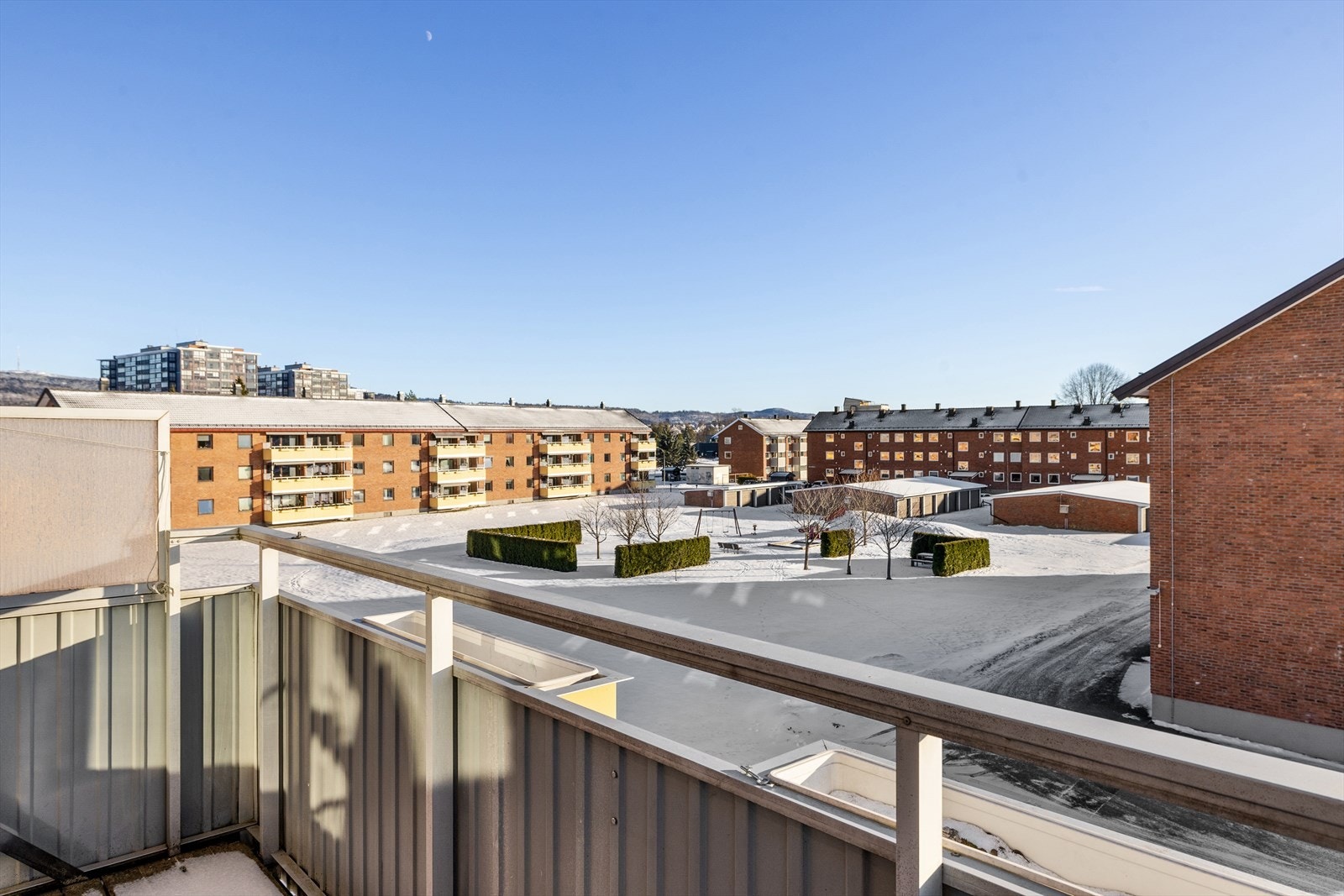 Balkongen har fin plass til utemøbler, vindskjerming på sidene og markise for solskjerming. Gode solforhold og hyggelig utsikt over nærområdet! Galleribilde