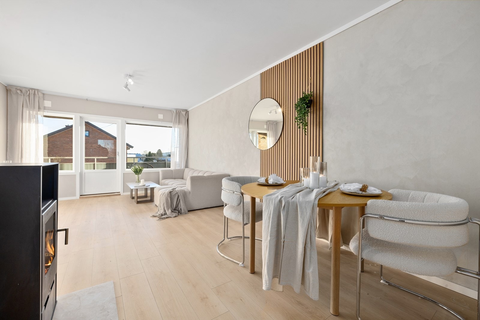 Leiligheten er nylig pusset opp hele veien. Innvendige overflater i delikate og nøytrale fargetoner, med laminat på gulv og vegger som er gipset og malt. Galleribilde