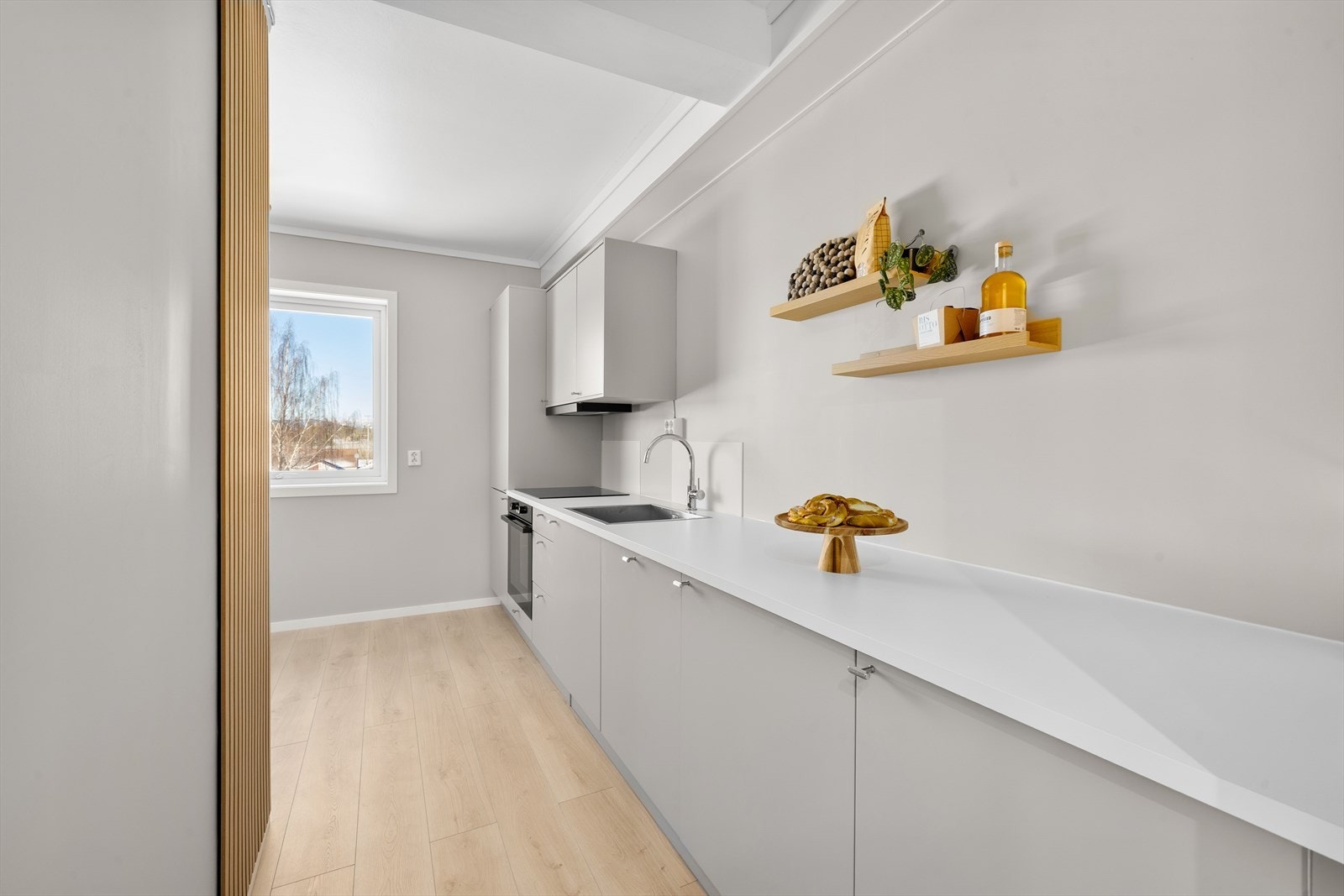 Romslig og delikat kjøkken, påkostet ny kjøkkeninnredning type Epoq i 2025/26. Innredningen har integrerte hvitevarer og tidløse, glatte fronter. Galleribilde