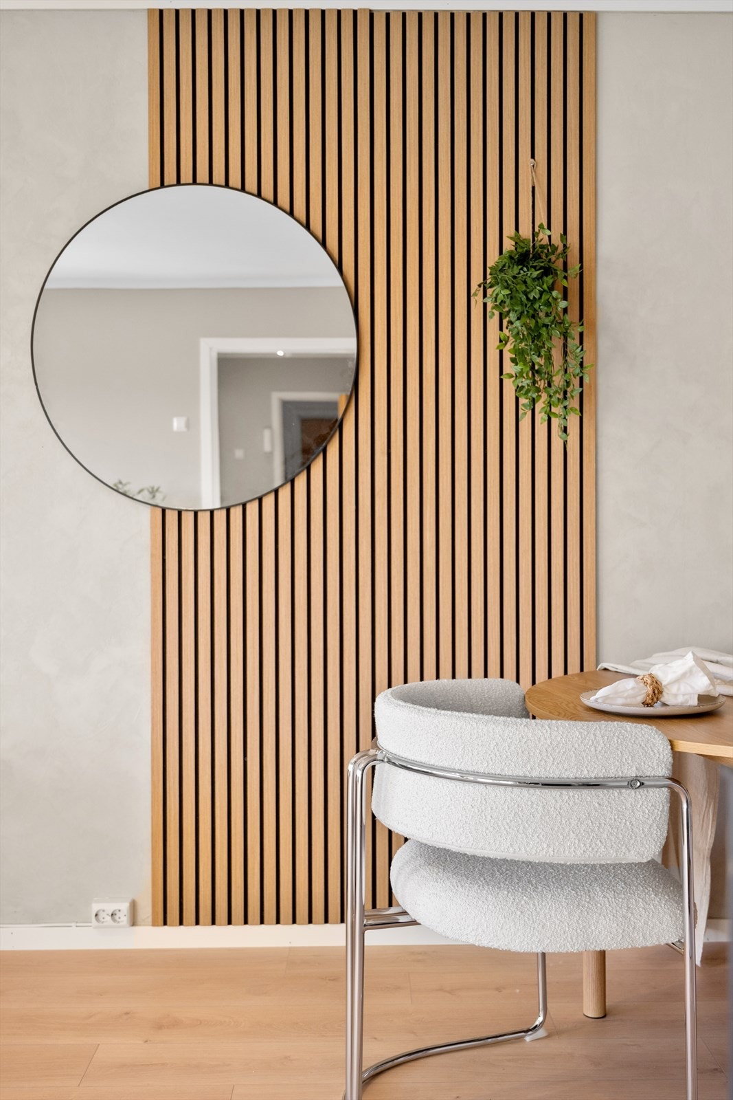 Det er montert flotte spileplater i stue og kjøkken, som bryter opp og gir et lunt preg. Det er byttet foringer, lister, innerdører og lamper i 2025/26. Galleribilde