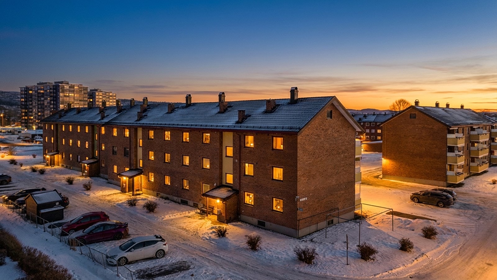 Leiligheten disponerer i tillegg én bod på loft og to boder i kjeller. Bildet er redigert for å fremheve stemningen på kveldstid. Faktiske lysforhold kan variere. Galleribilde