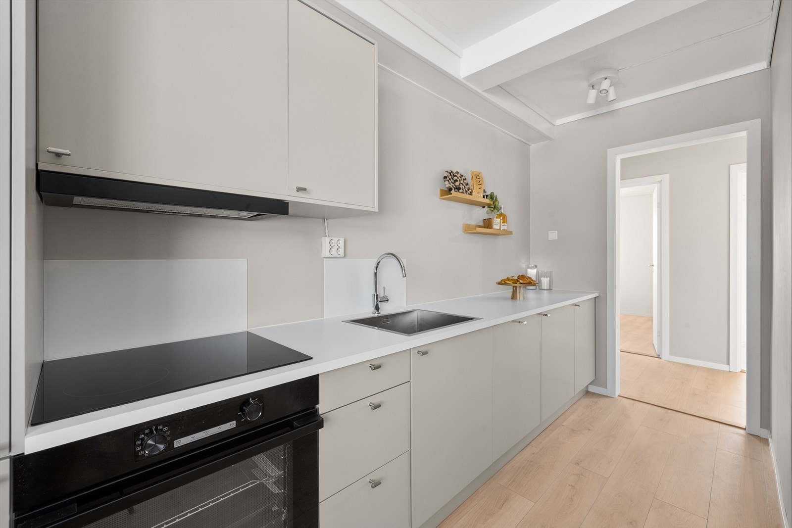 Integrerte hvitevarer er stekeovn, oppvaskmaskin og kjøleskap/frys. Over kokesonen er det montert ny ventilator og laget ny kasse til ventilasjon. Galleribilde