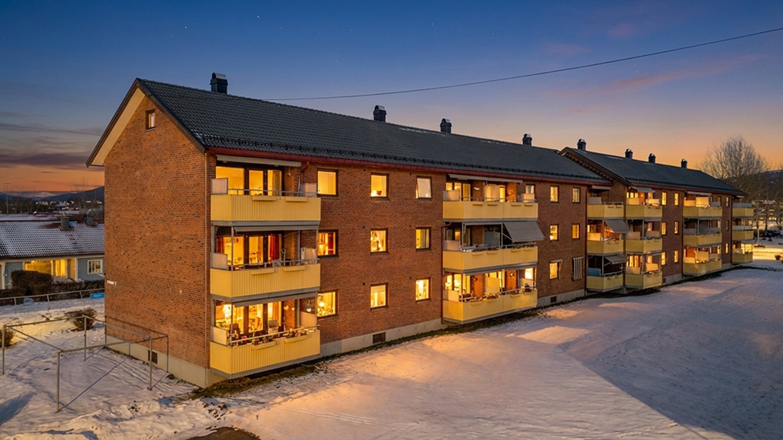 Attraktiv og sentral beliggenhet, med kort vei til byen! Bildet er redigert for å fremheve stemningen på kveldstid. Faktiske lysforhold kan variere. Galleribilde