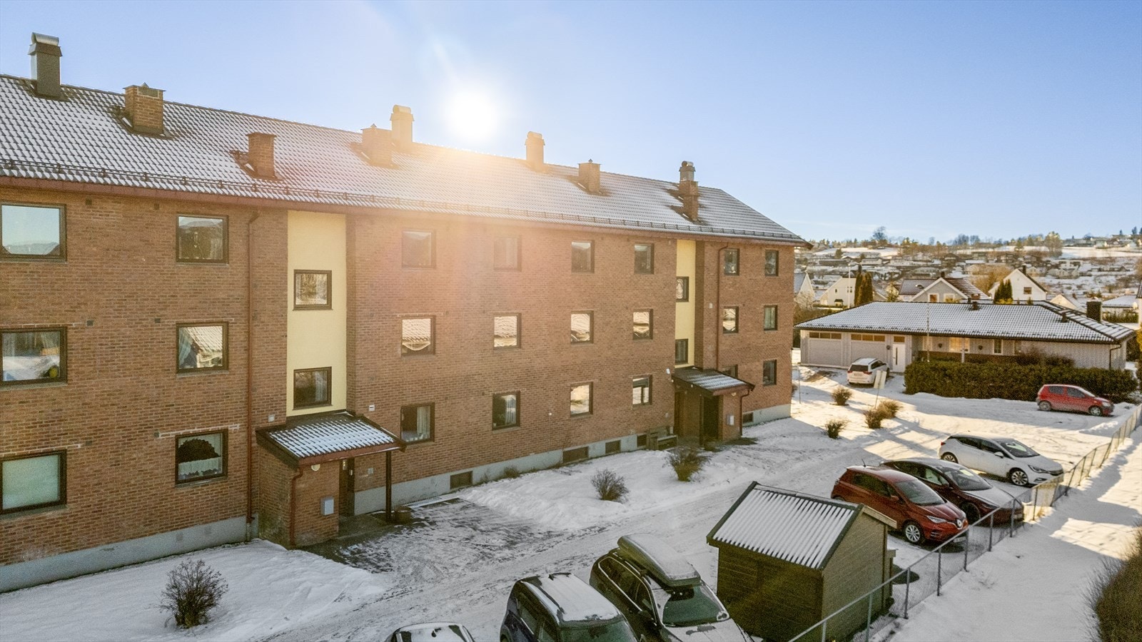 Tomten er pent opparbeidet med store, felles grøntområder og asfaltert parkeringsplass rett ved blokka. Mulighet for lading av elbil i borettslaget. Galleribilde