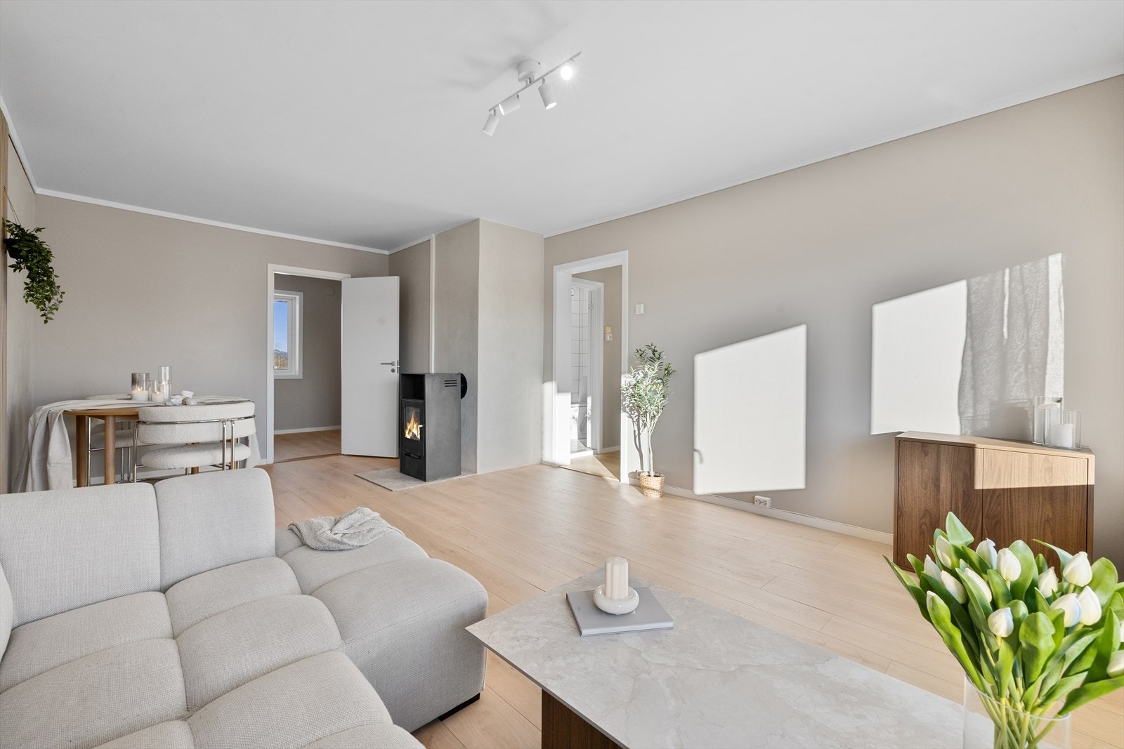 Leiligheten har mursteinspipe, med tilkoblet ildsted i stuen. Selger opplyser at det er byttet peis, satt inn røykrør og tettet med ildfast mørtel i 2026. Galleribilde