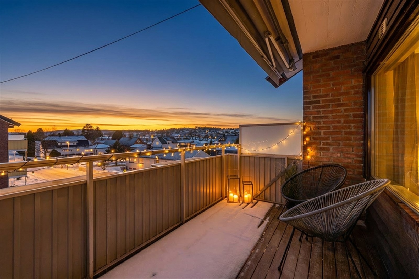 Leiligheten ligger fint til i toppetasjen, med romslig balkong mot syd. Bildet er redigert for å fremheve stemningen på kveldstid. Faktiske lysforhold kan variere. Galleribilde