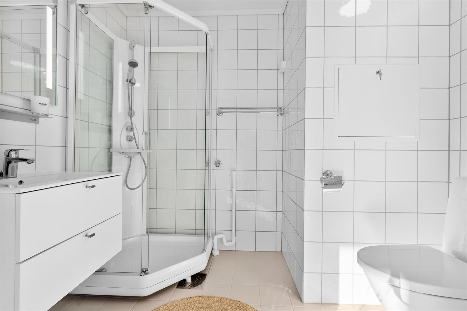 Ny, pen servantinnredning og nytt speil med integrert belysning fra 2026. Flislagt gulv er malt opp, og det er satt opp nye hyller på bad i 2026. Galleribilde