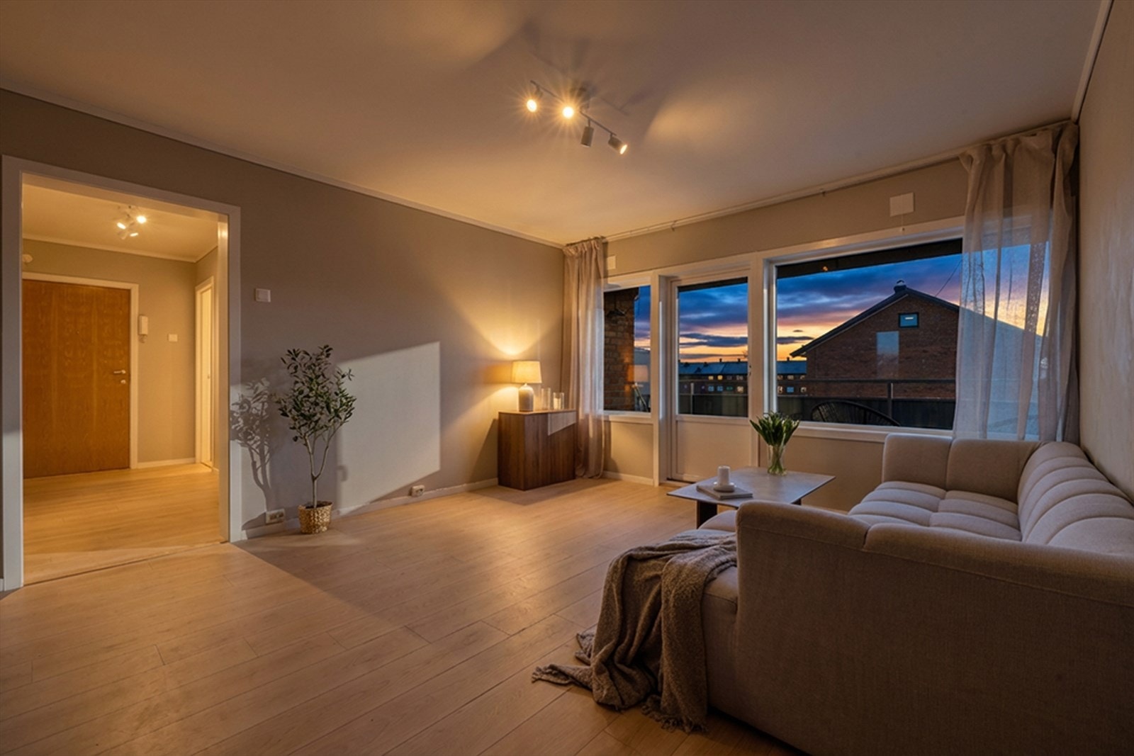 Romløsningen skaper fine soner for møblering. Bildet er redigert for å fremheve stemningen på kveldstid. Faktiske lysforhold kan variere. Galleribilde