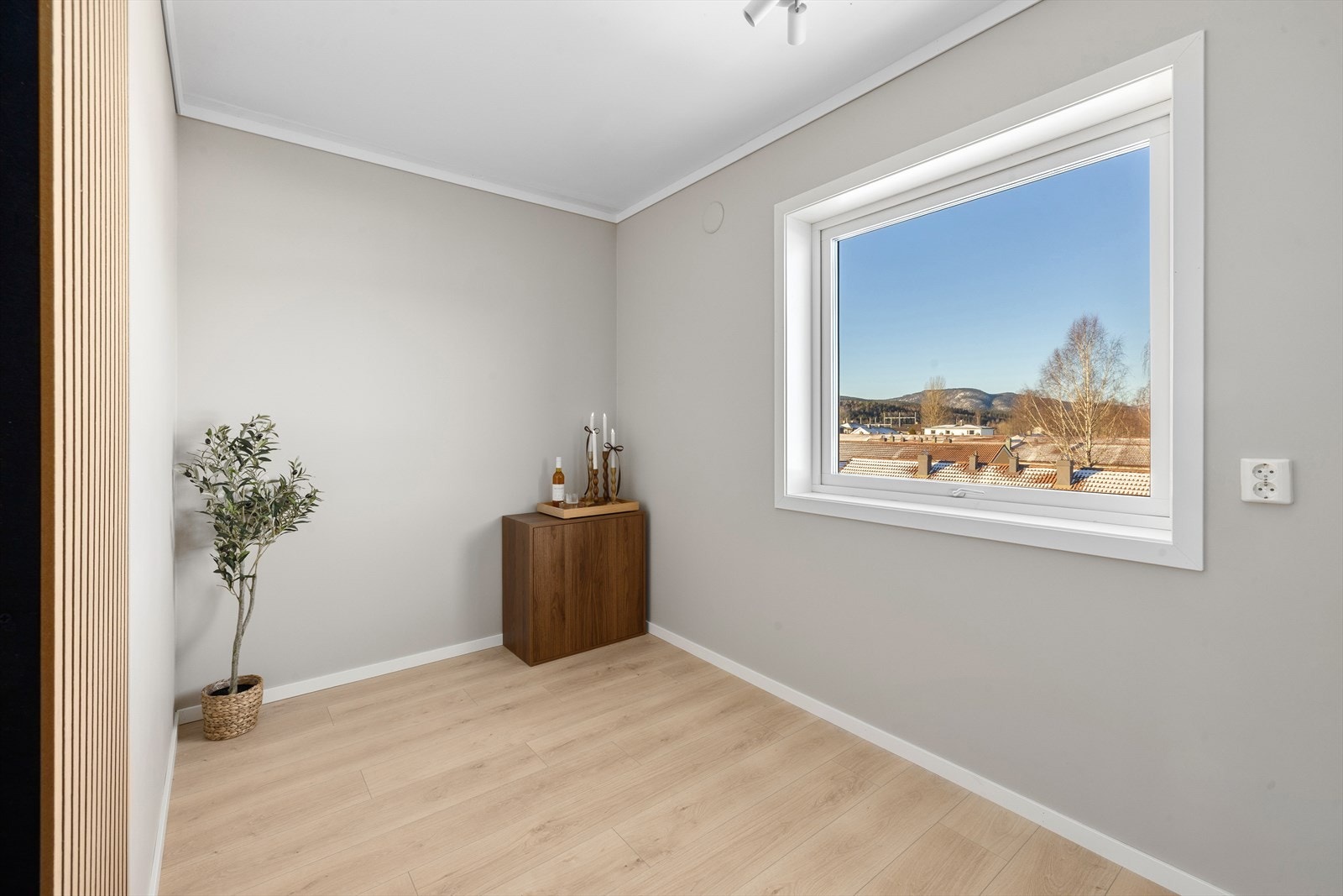 Kjøkkenet er romslig, med god plass til spisegruppe i egen del og nordvendt kjøkkenvindu med flott utsikt over nærområdet! Galleribilde