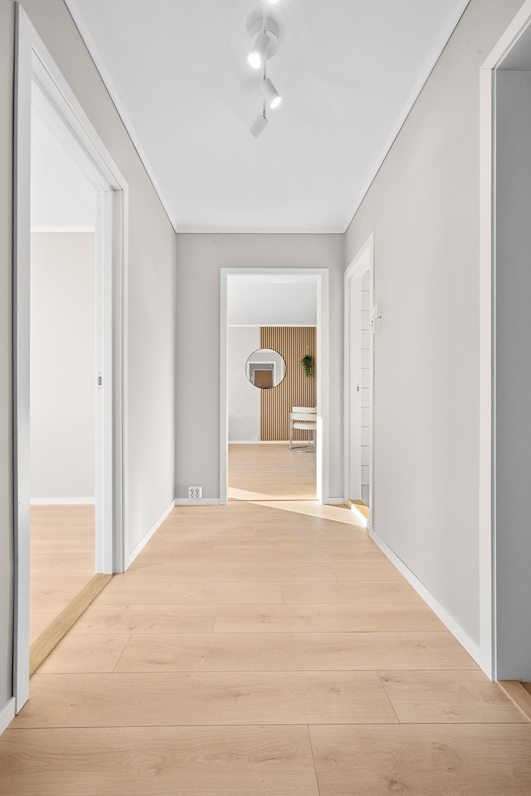 Romslig og fin entré med plass til oppbevaringsmøblement for sko- og yttertøy. Praktisk porttelefon som gjør det enkelt å slippe inn besøkende. Galleribilde