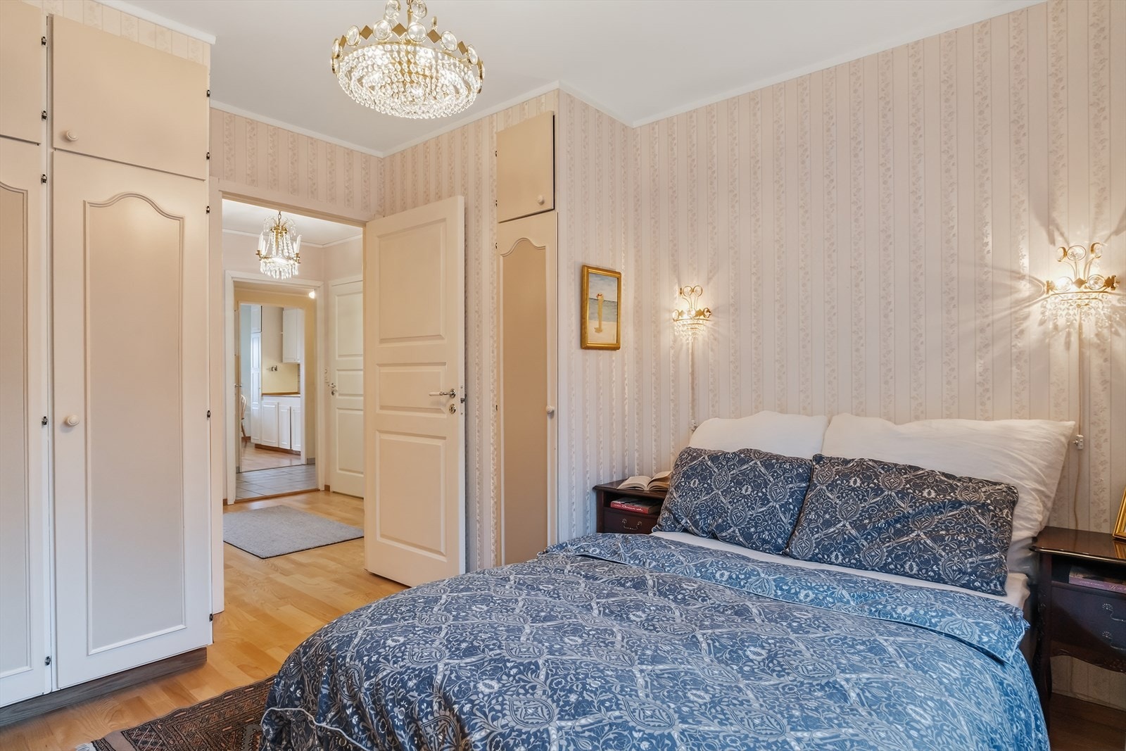 Hovedsoverom med plassbygd garderobe Galleribilde