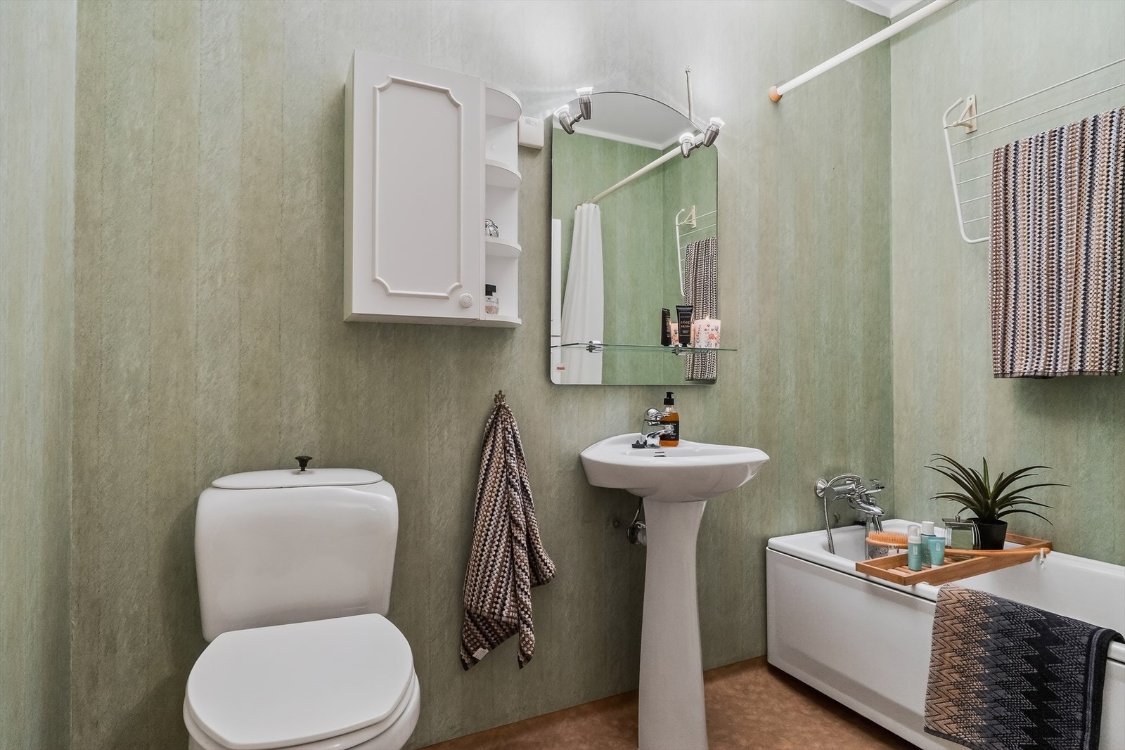 Baderom med badekar, søylevask og toalett Galleribilde