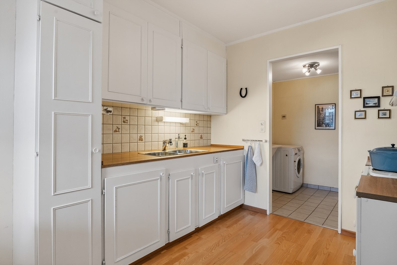 Kjøkken har gjennomgang til vaskerom Galleribilde