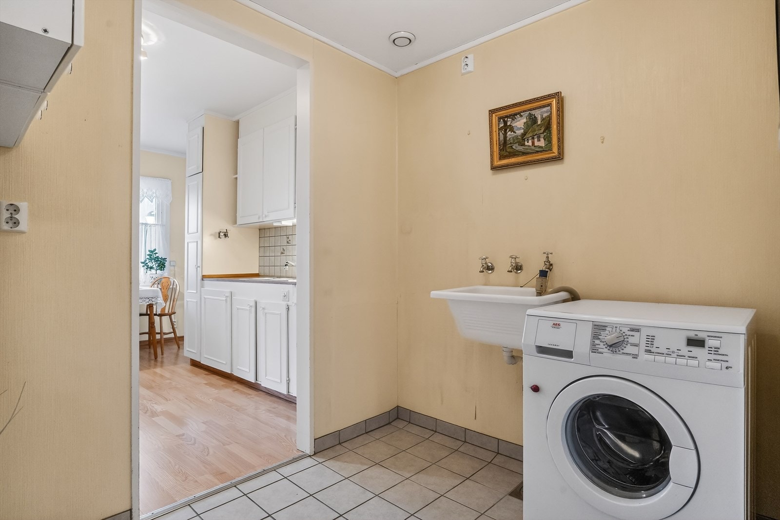 Praktisk vaskerom med lagringsplass og utslagsvask Galleribilde