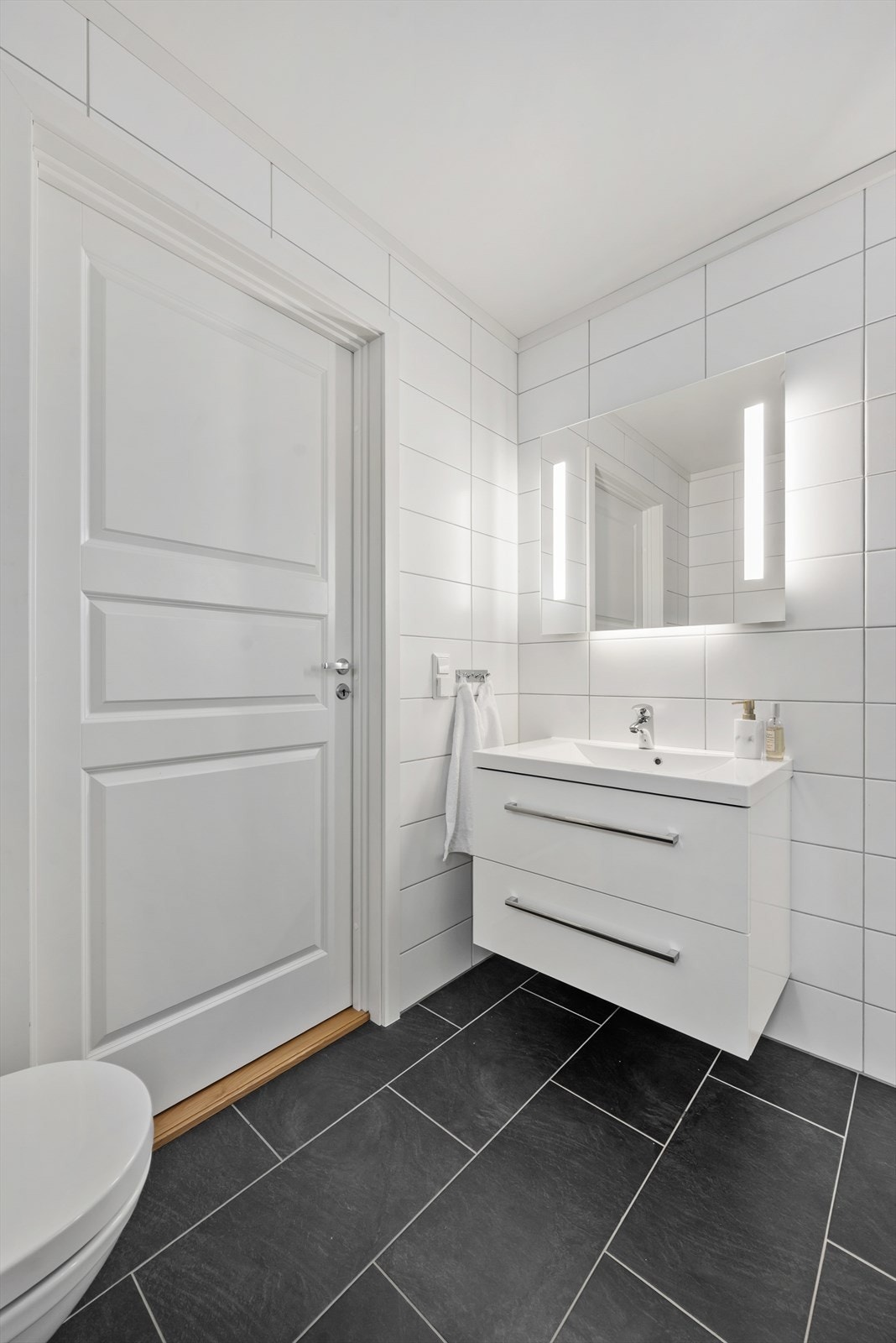 Klassisk servantinnredning og speil med innfelt belysning. Galleribilde