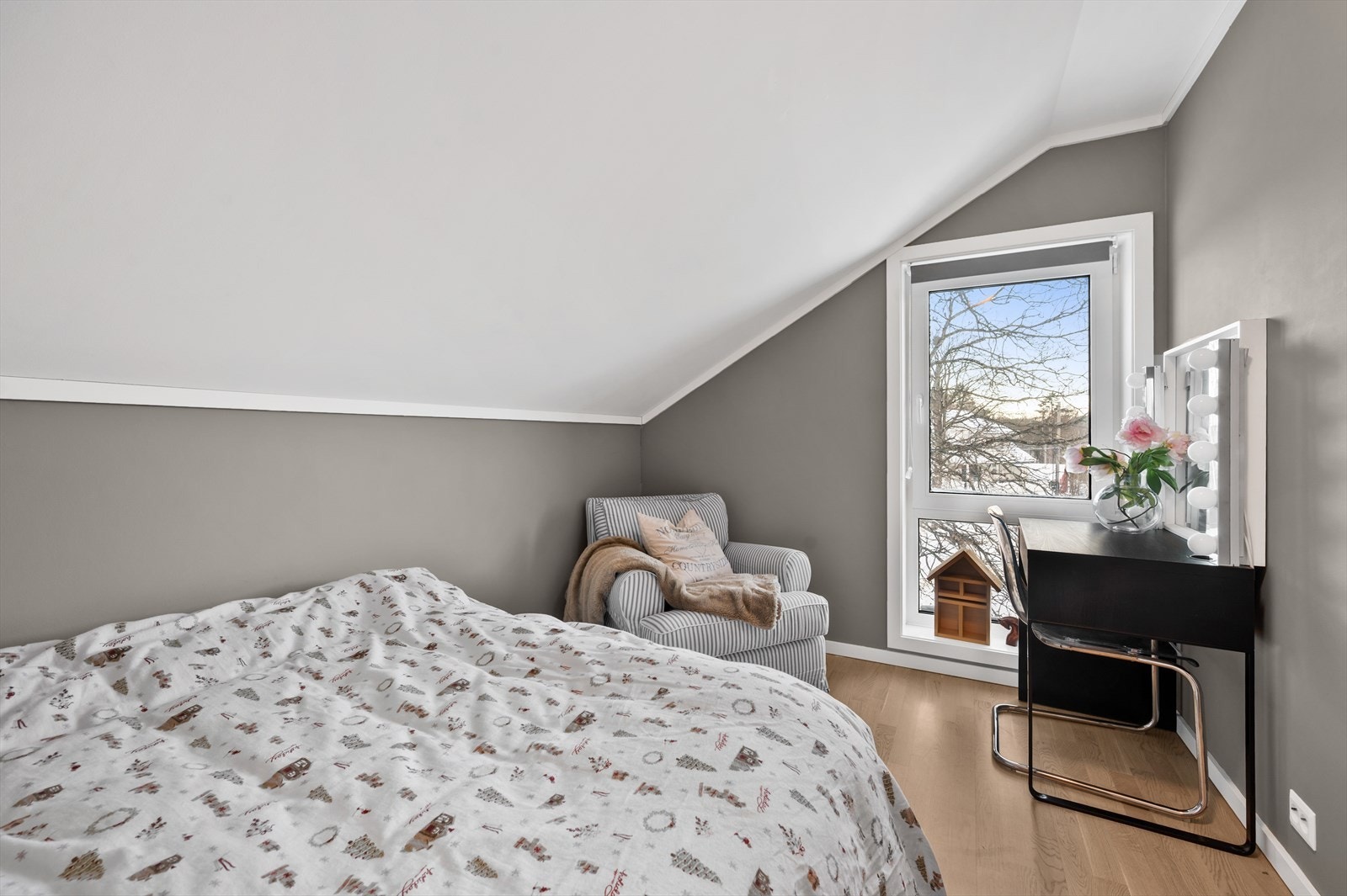 Siden leiligheten har endebeliggenhet har man ekstra vindu på det tredje soverommet. Galleribilde