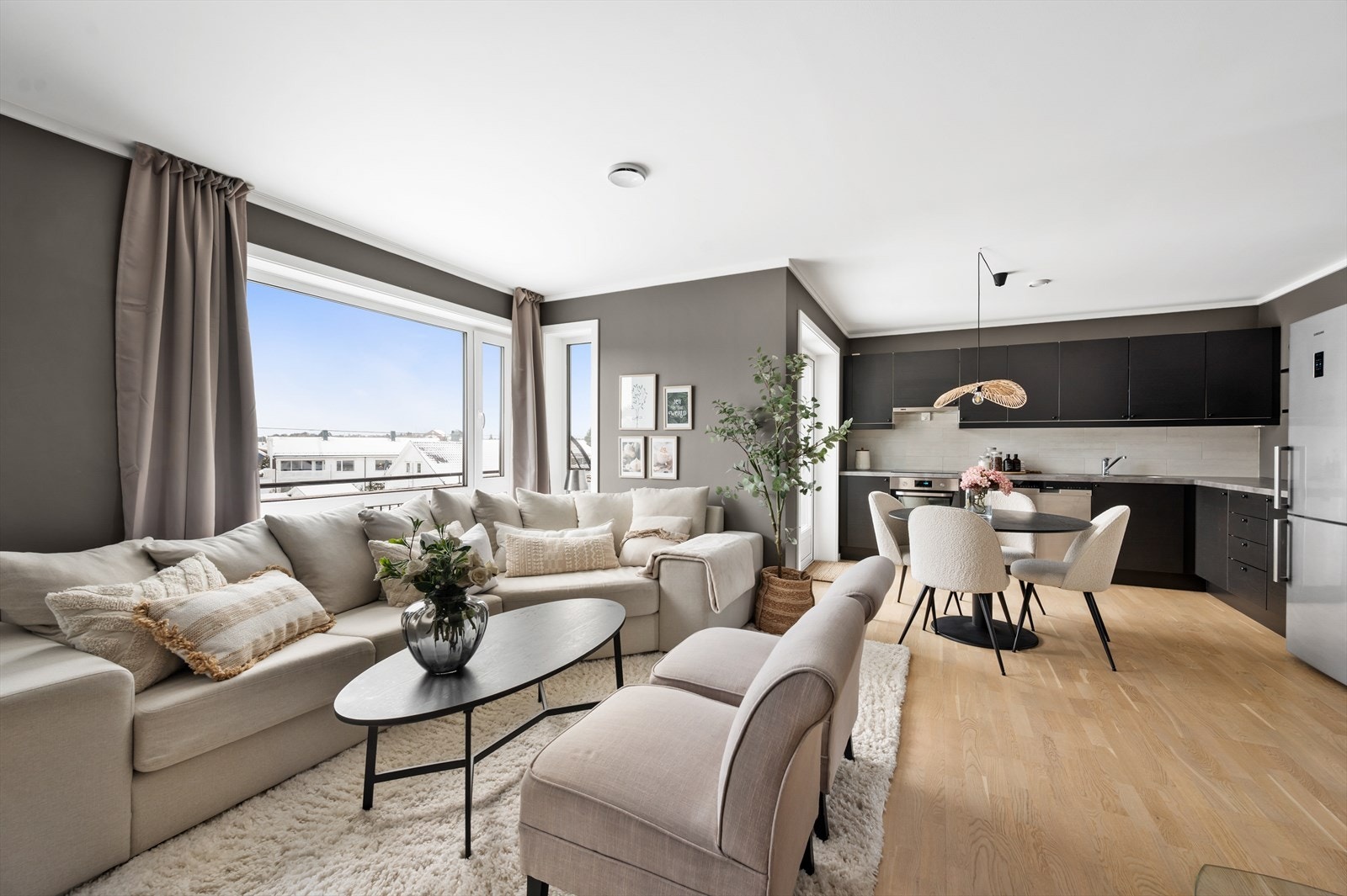 Innbydende planløsning med god plass til møblement. Store vinduer gir godt med lys. Galleribilde