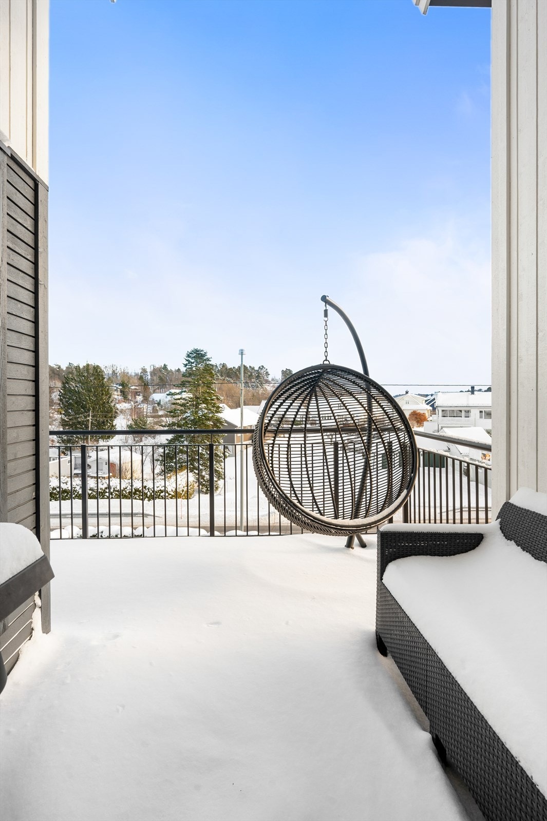 Balkong med god plass til utemøbler. Galleribilde