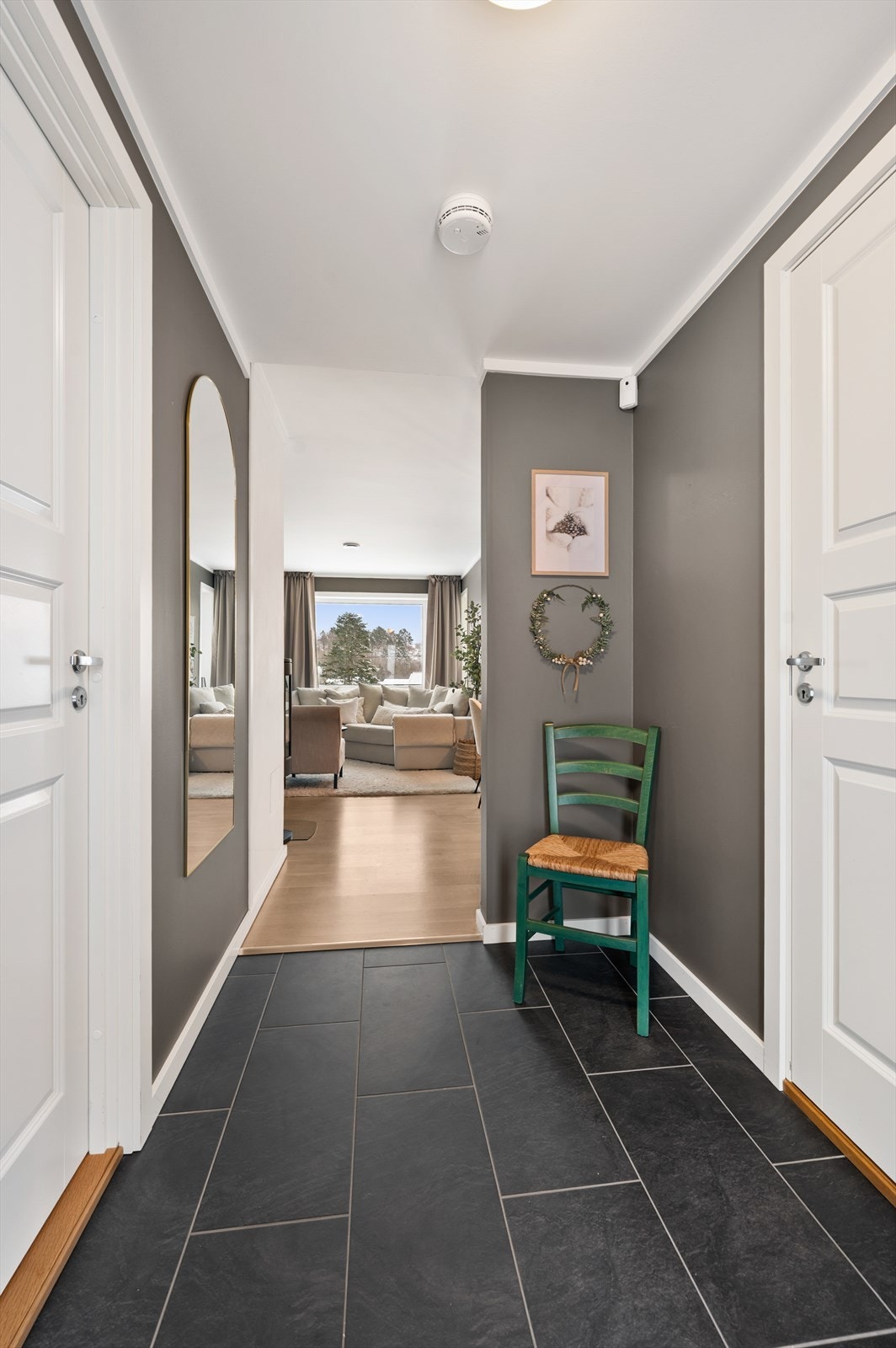 Soverom til venstre og bad til høyre. Galleribilde