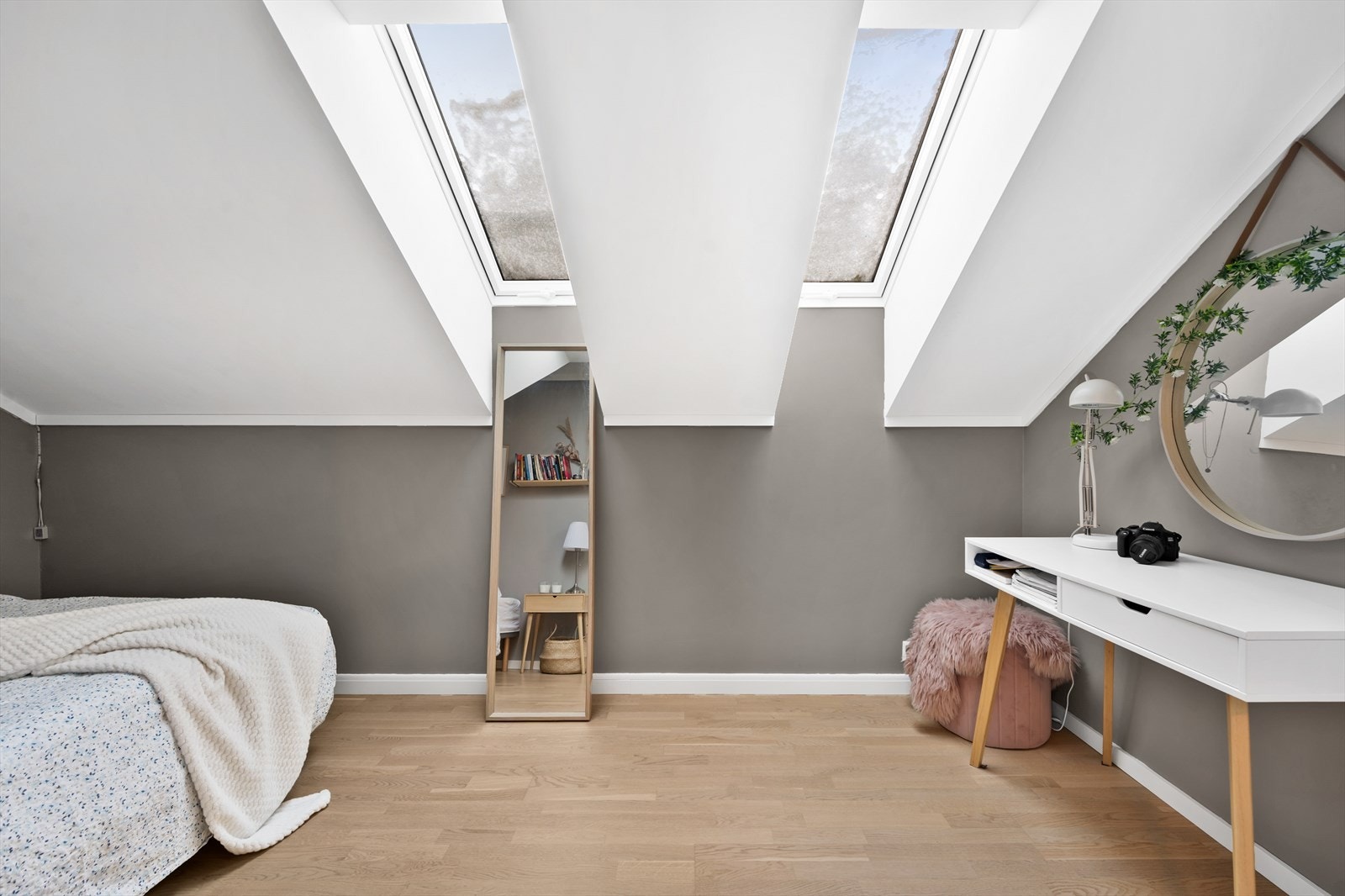 Takvindu og god plass til skrivepult. Galleribilde