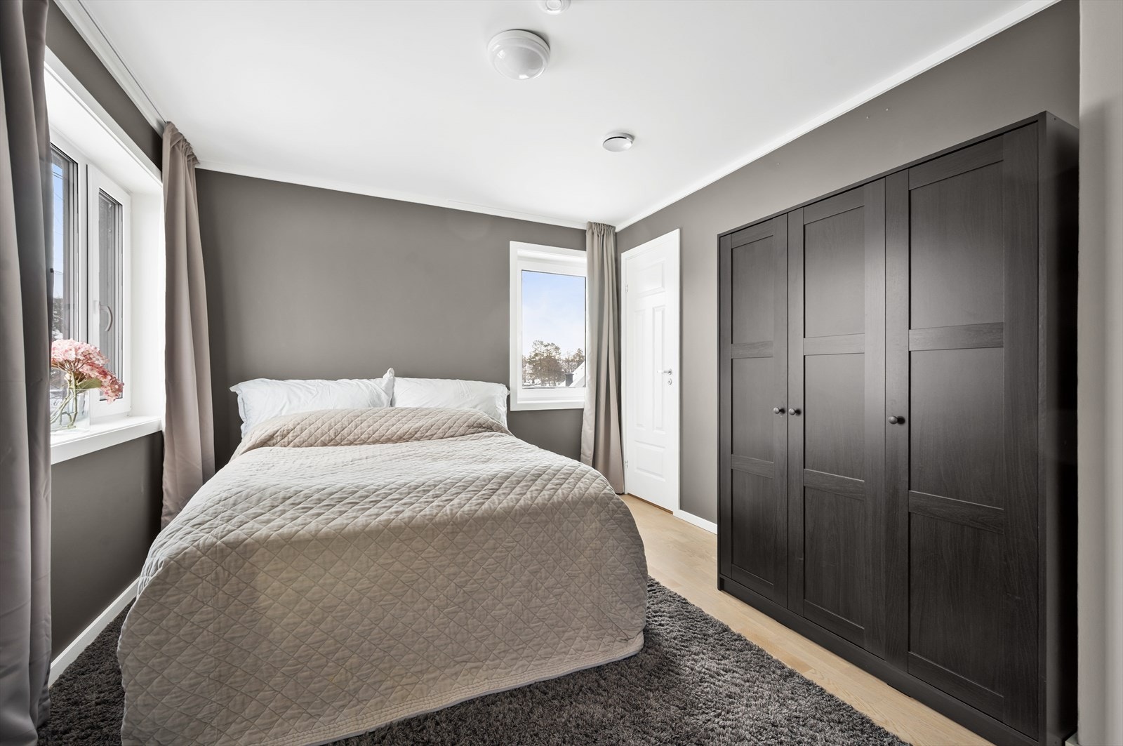 Hovedsoverommet ligger på hovedplan. Tilliggende bod. Galleribilde