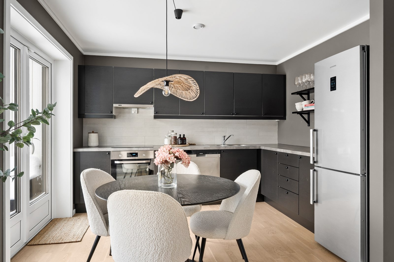 Pent kjøkken med lekkert mørkt uttrykk. Galleribilde