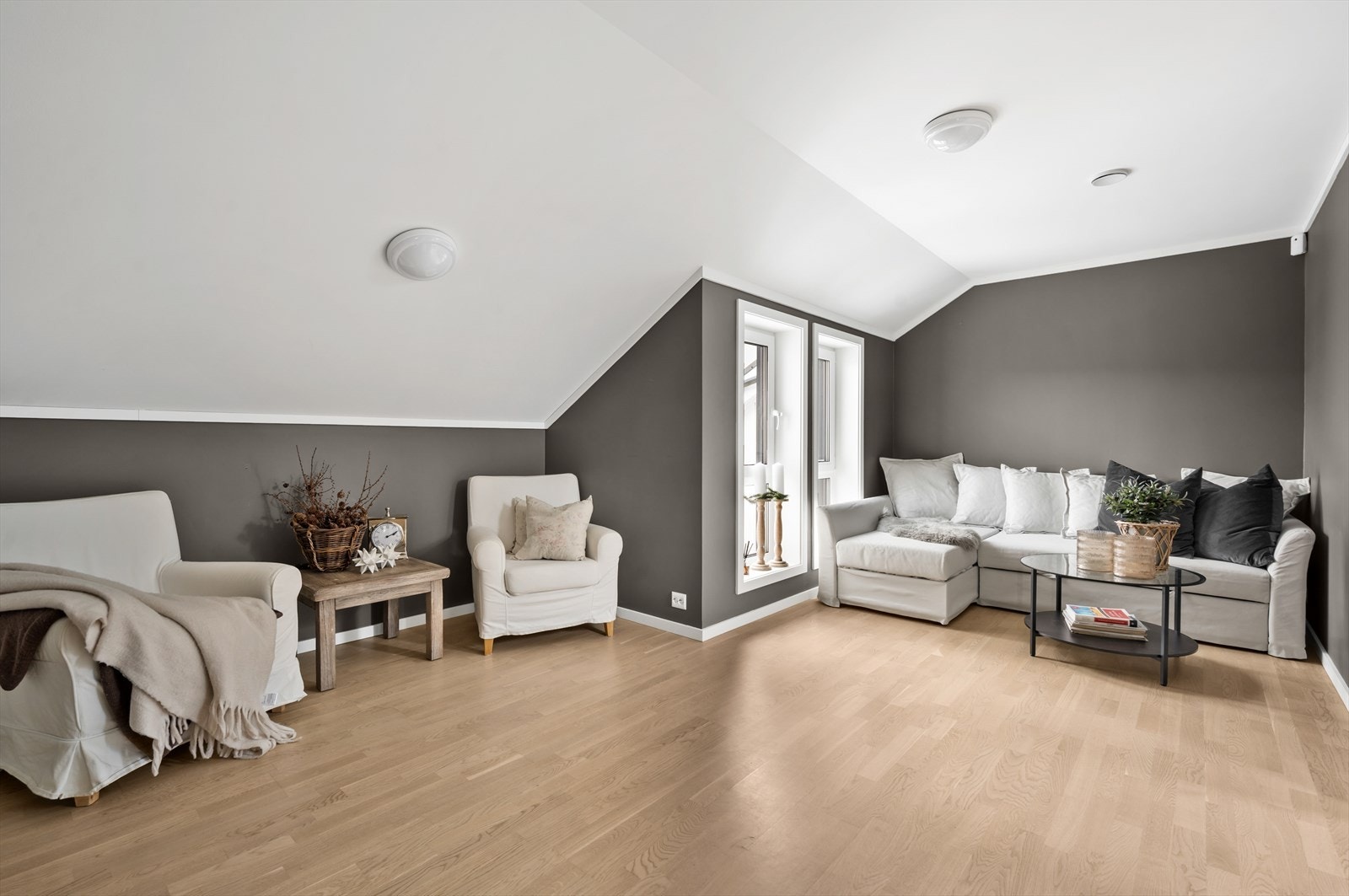 Romslig loftsstue. Galleribilde