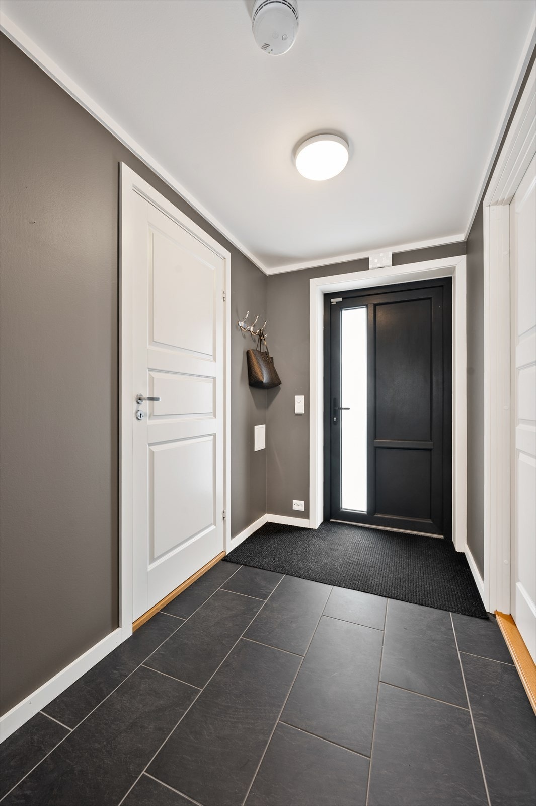 Flislagt gang med varmekabler. Galleribilde