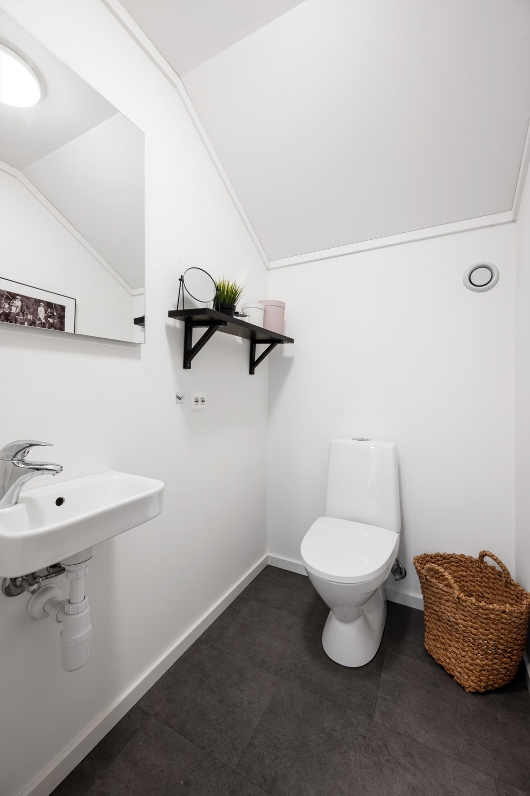 Eget toalettrom i loftsetasjen. Galleribilde