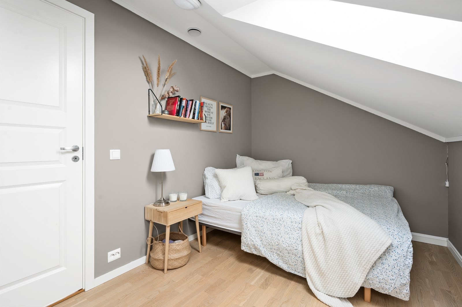 Det er to soverom i loftsetasjen. Galleribilde