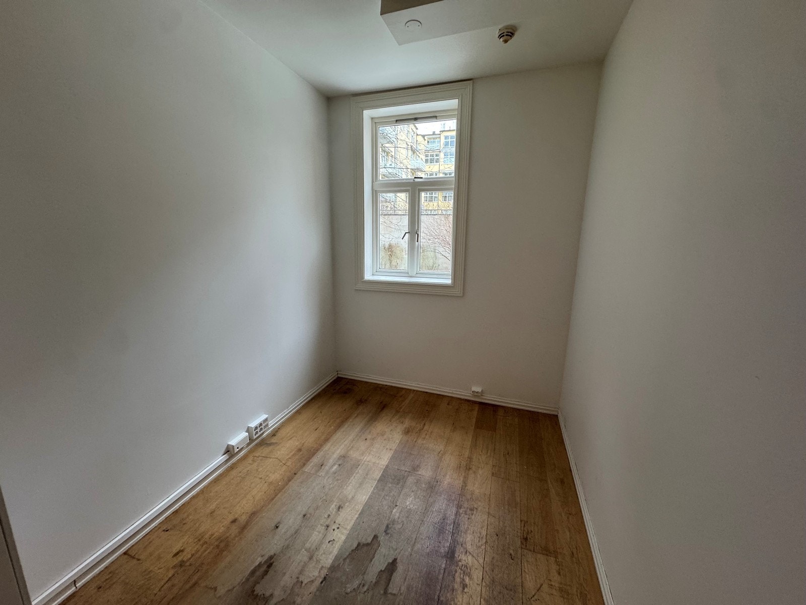 Vinduet vender inn mot rolig bakgård. Galleribilde