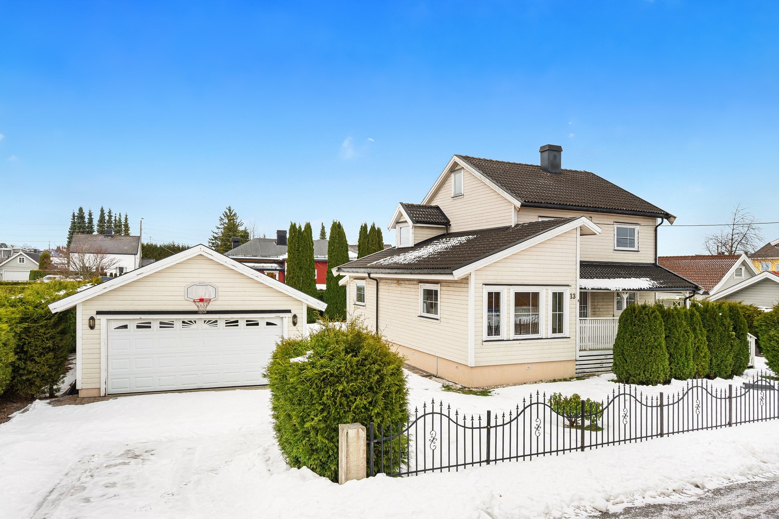 Meget innholdsrik enebolig med dobbel garasje Galleribilde