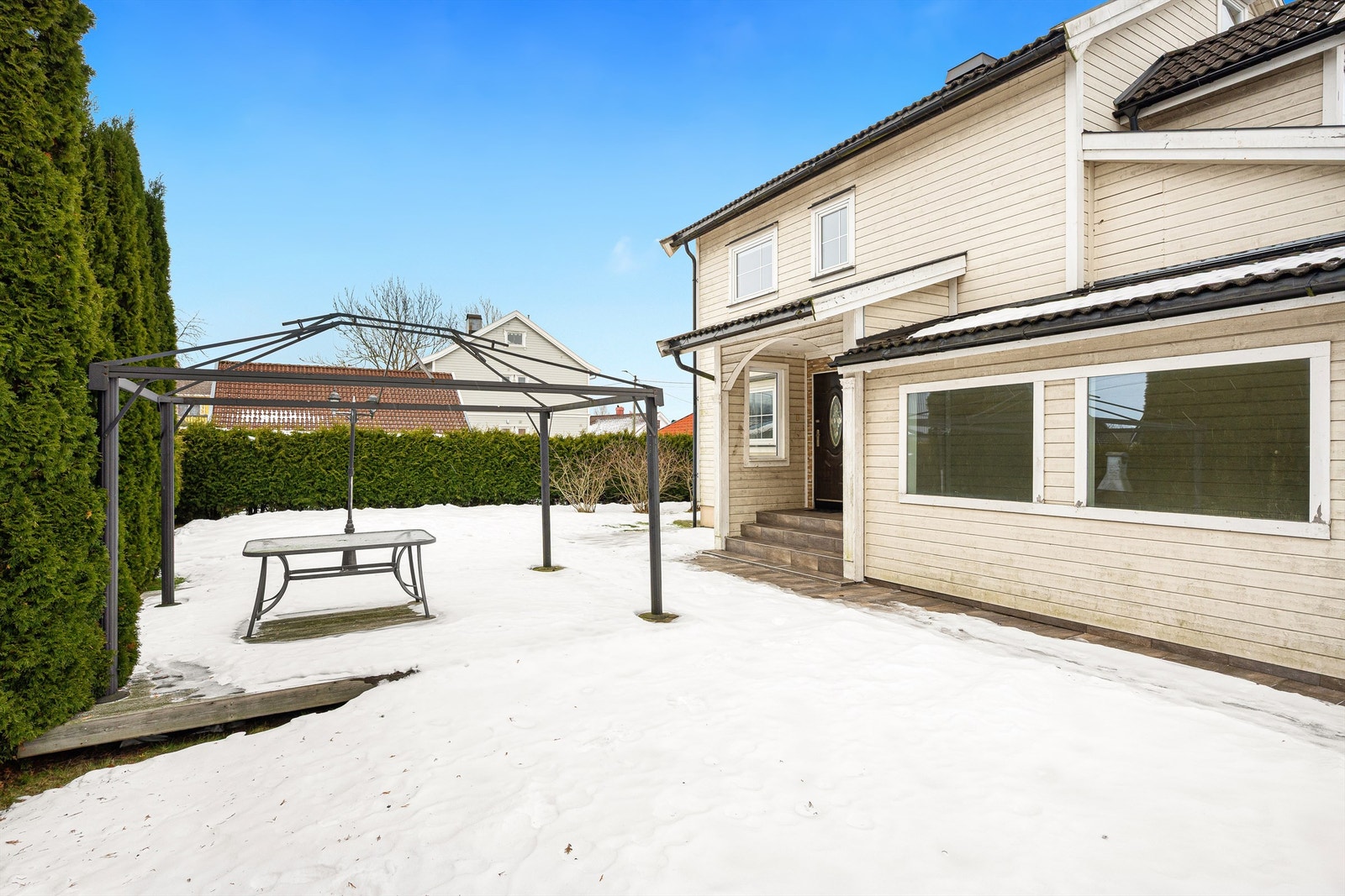 Fin og flat hagetomt inngjerdet med tuja Galleribilde