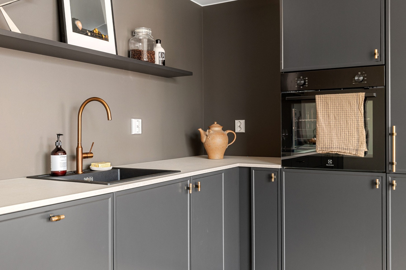 Benkeplate i Bellisara Stone Light Grey med slitesterk overflate. Galleribilde