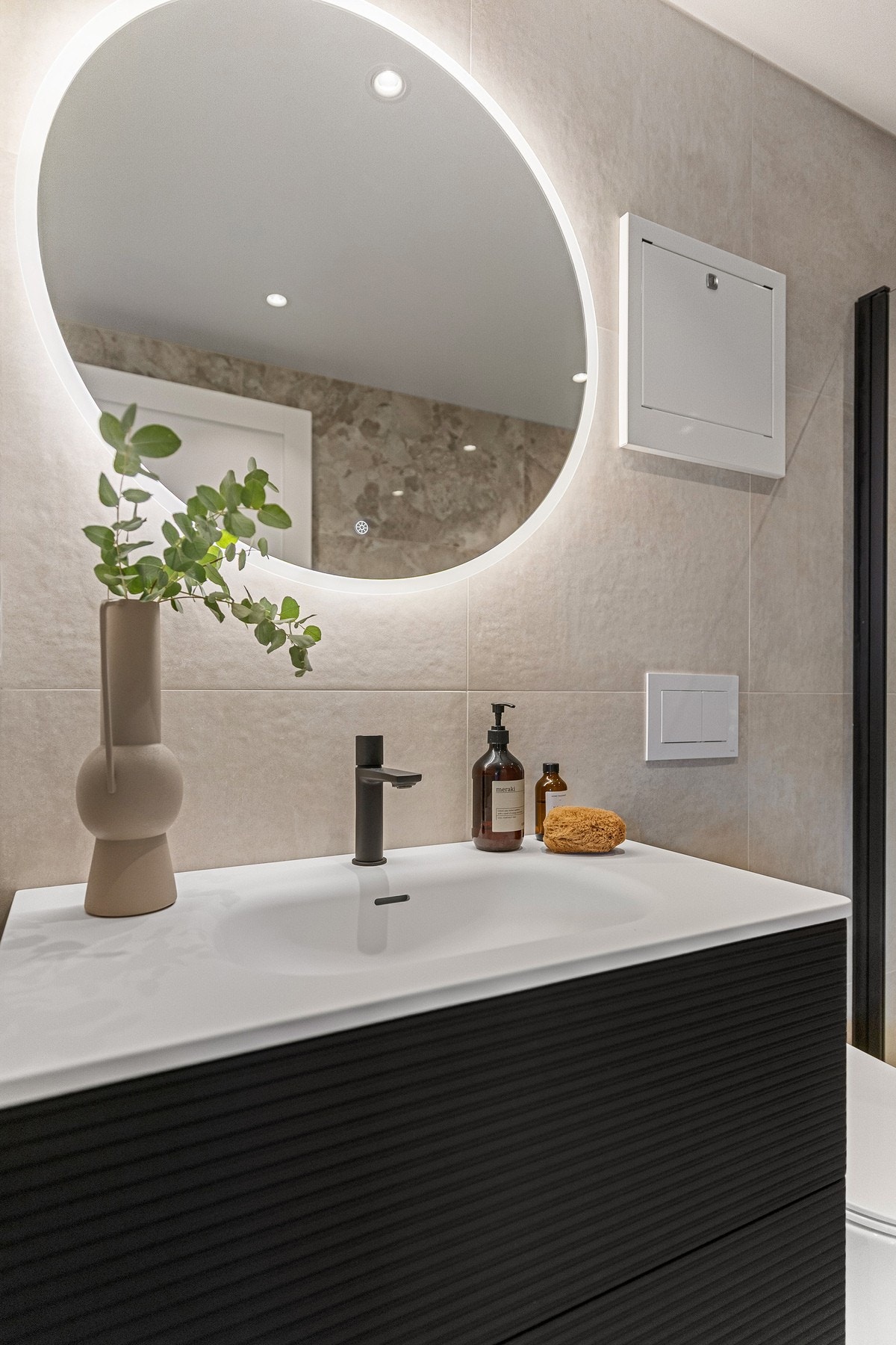 Pulido Larocca-fliser og sorte detaljer skaper luksuriøst uttrykk. Galleribilde