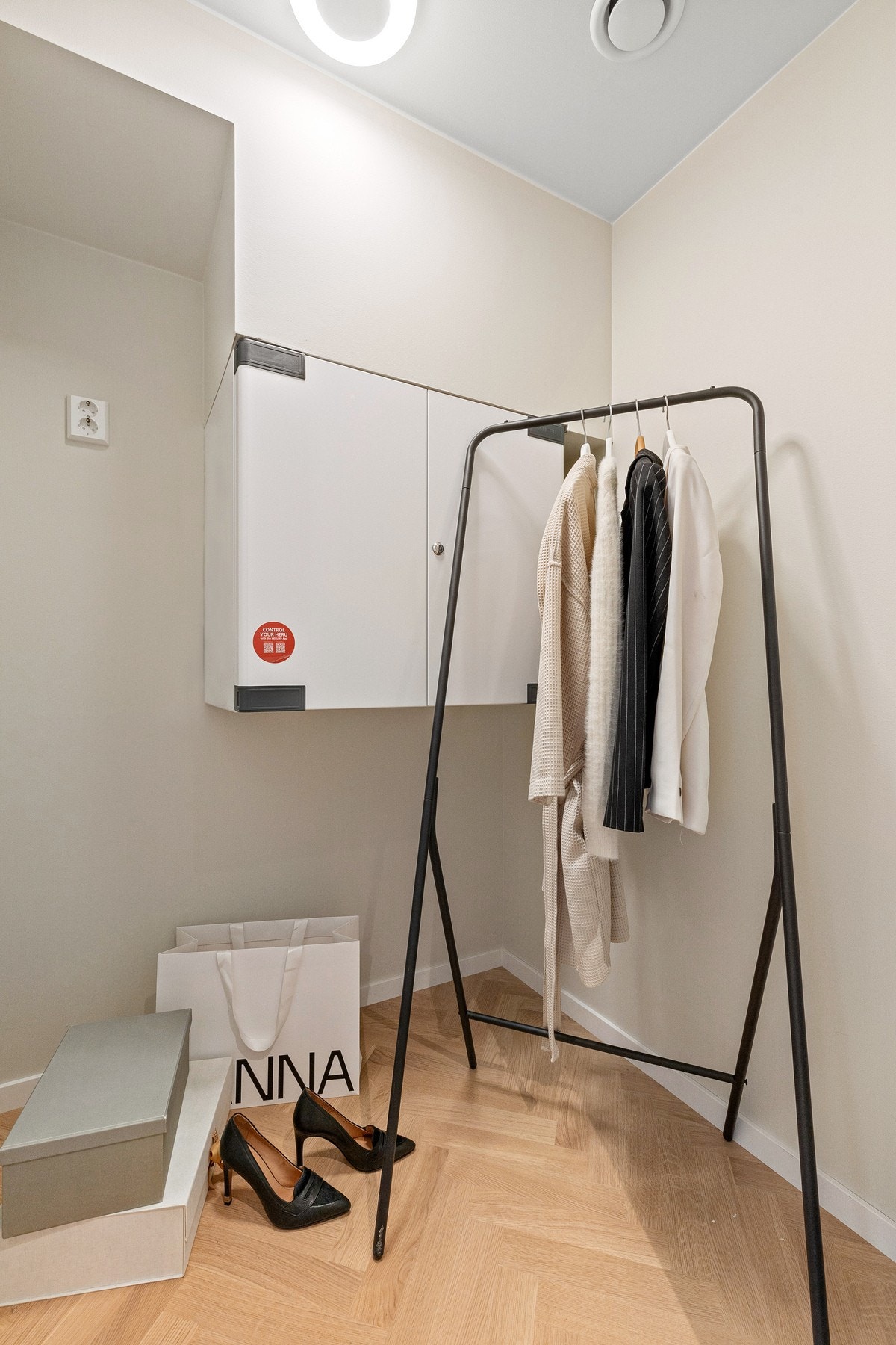 Praktisk walk-in closet. Galleribilde