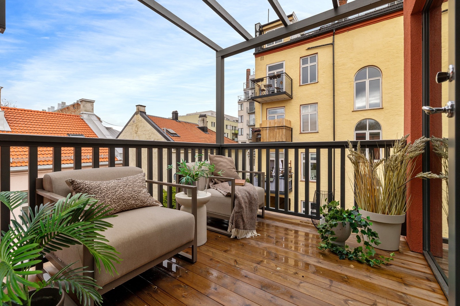 En stemningsfull balkong hvor du kan nyte solnedgangen i fred. Galleribilde