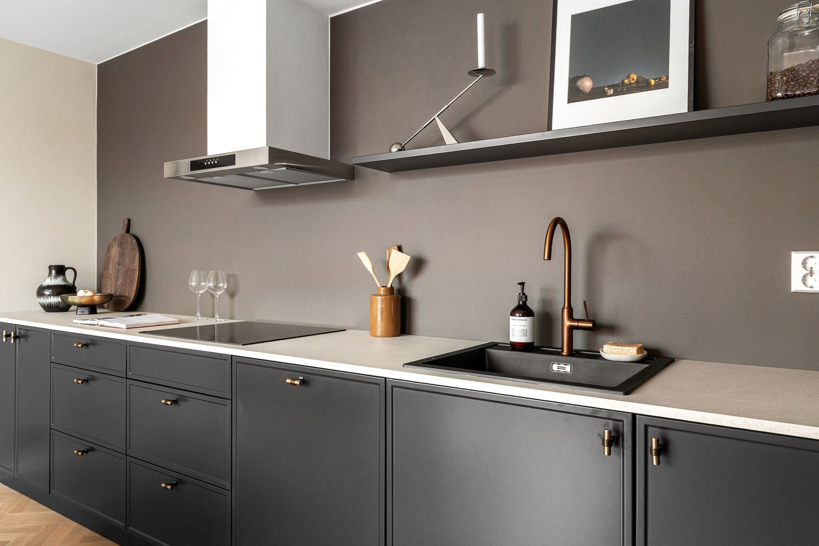 Integrerte hvitevarer fra Electrolux som medfølger salget. Galleribilde