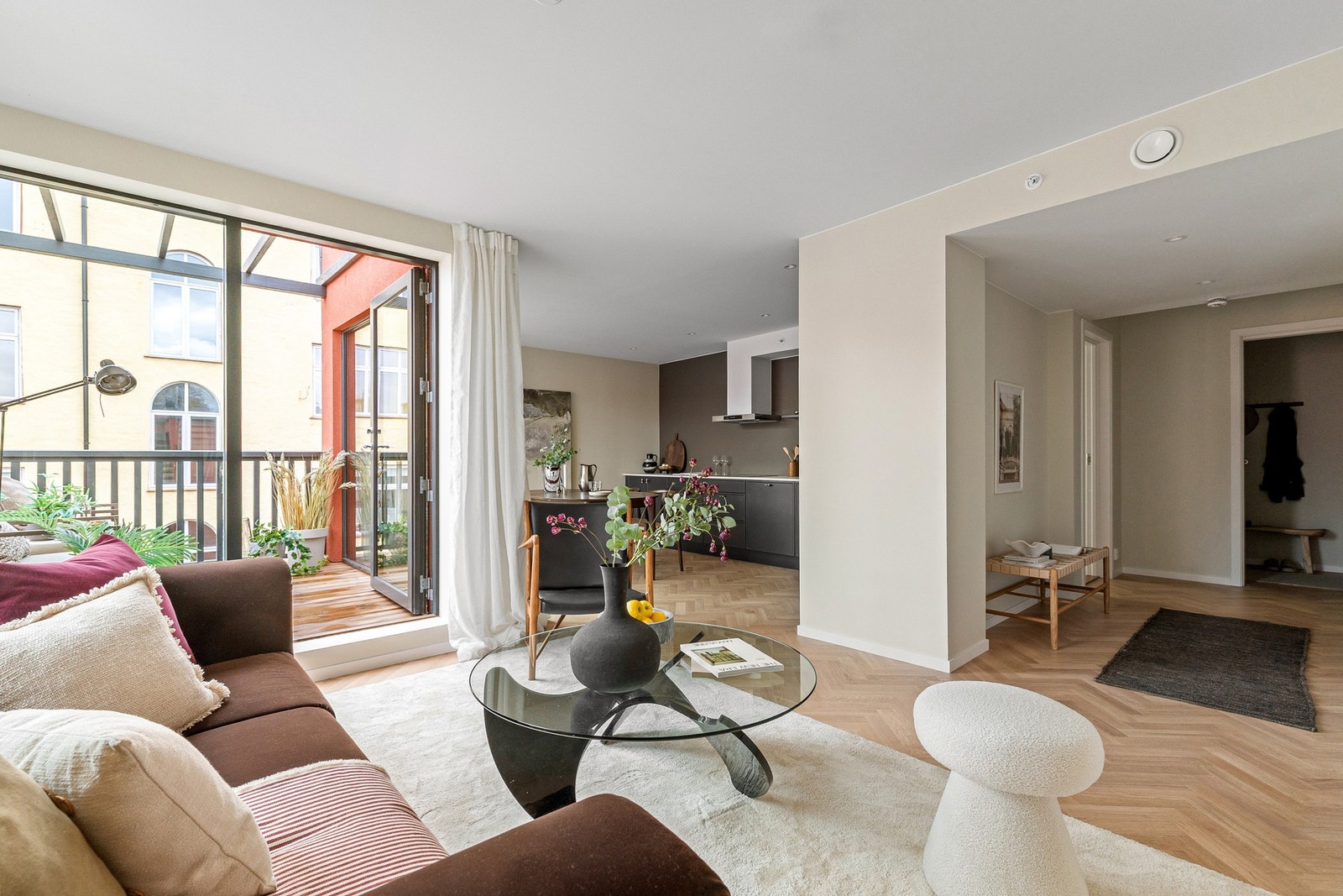 Behagelig gulvvarme gir komfort i hverdagen og en luftig og eksklusiv atmosfære - en komplett boligpakke for deg som ønsker det lille ekstra. Galleribilde