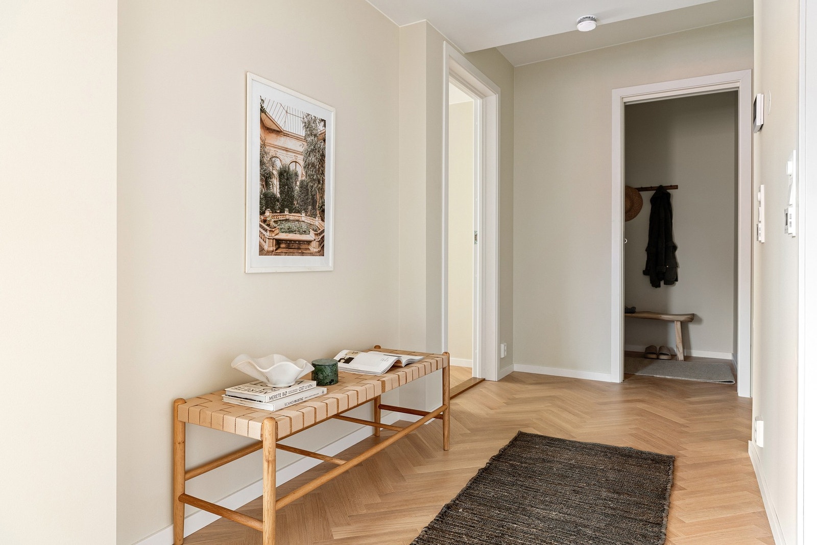 Entré med tilhørende bod for ekstra oppbevaring. Galleribilde