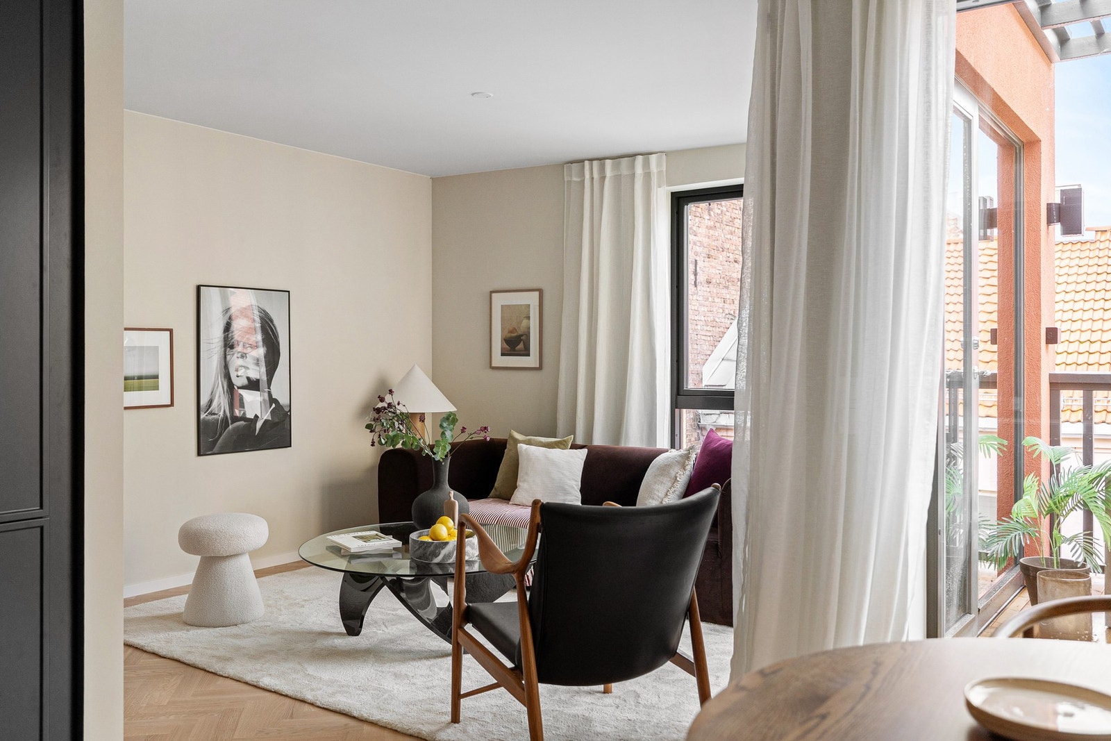 Lys og eksklusiv eikeparkett i fiskebeinmønster binder rommene sammen. Galleribilde