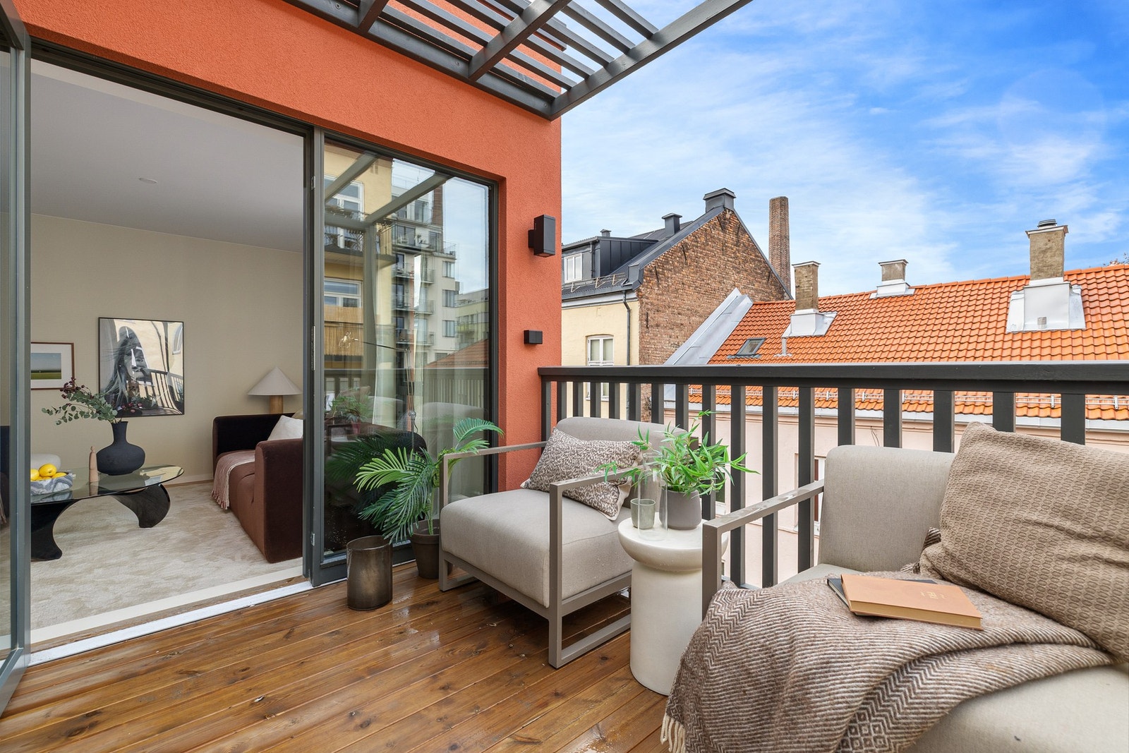 Nydelig balkong på ca. 6 kvm vendt mot vest og god plass til møblering. Galleribilde