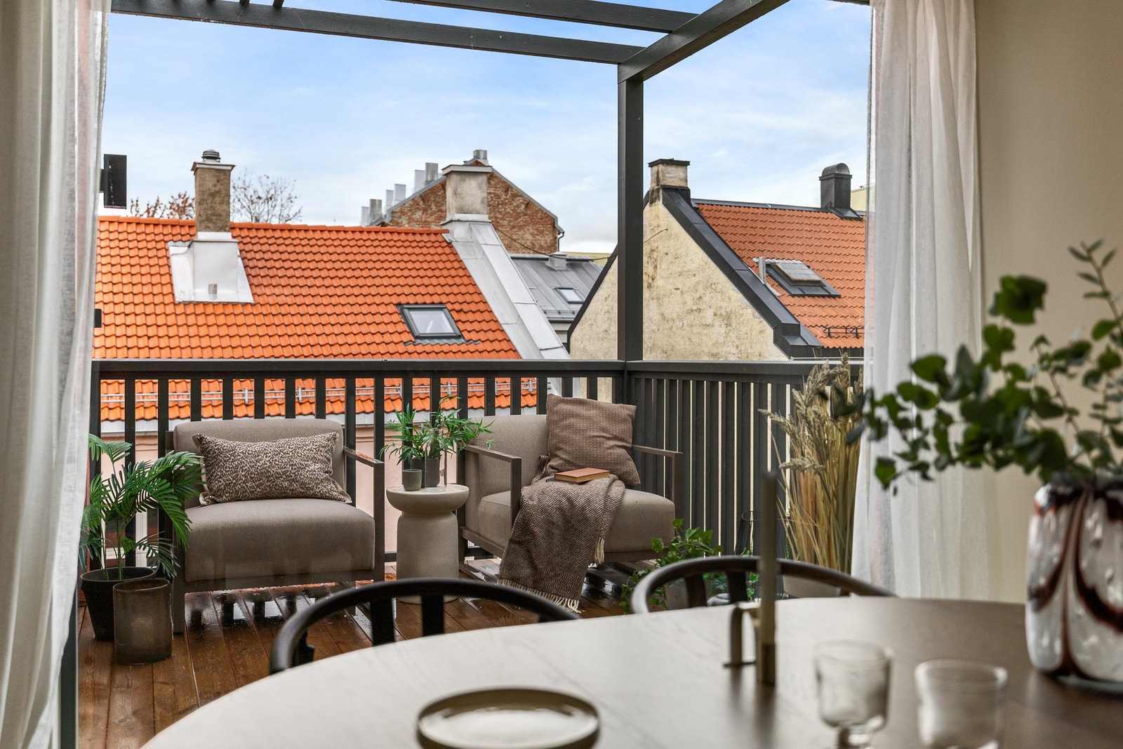 Store vindusflatene gir en lys og luftig atmosfære. Lysinnslipp fra to himmelretninger i stuen. Galleribilde