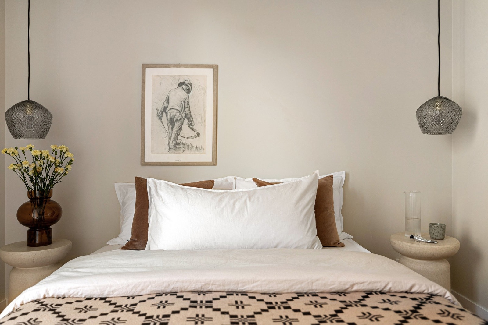 Hovedsoverommet med god plass til oppbevaring og dobbeltseng. Galleribilde