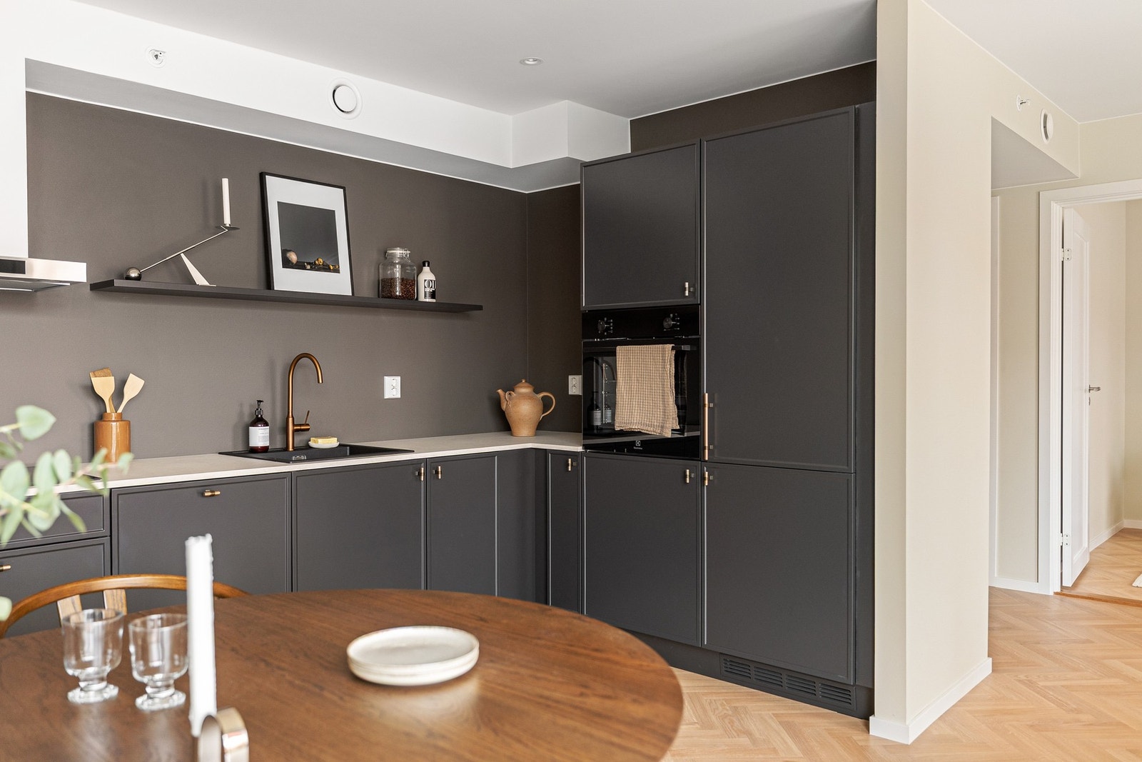 Eksklusivt Huseby-kjøkken i modell Strå med mørke fronter. Galleribilde