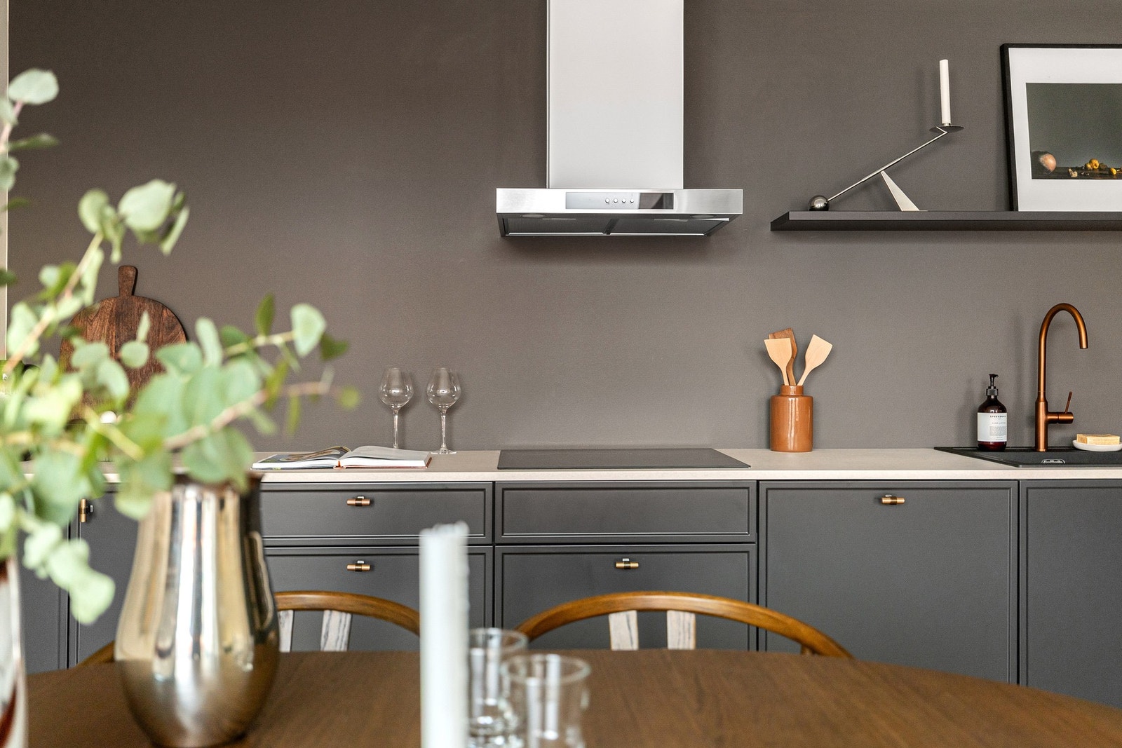 Moderne uttrykk med mørke flater og elegant steinlook. Galleribilde