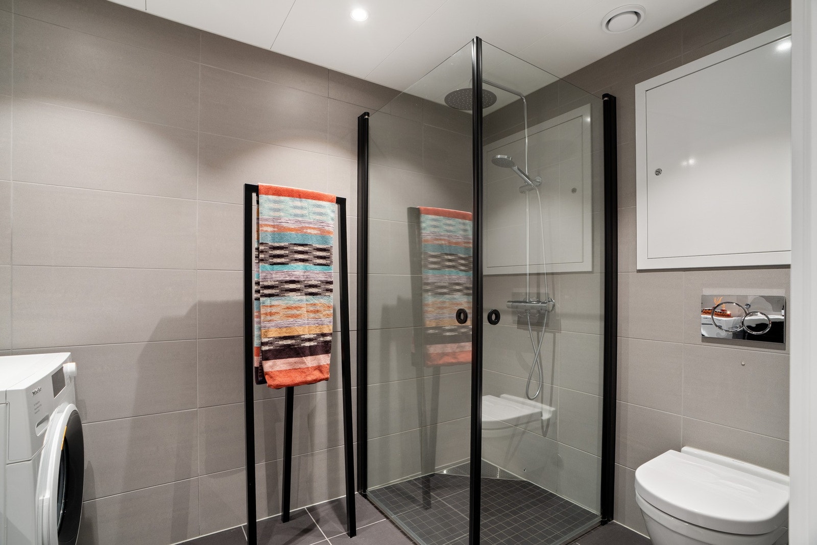 Romslig dusjnisje med ekstra regndusj. Badet har fått tilstandsgrad 0 på alle undersøkte områder. Galleribilde