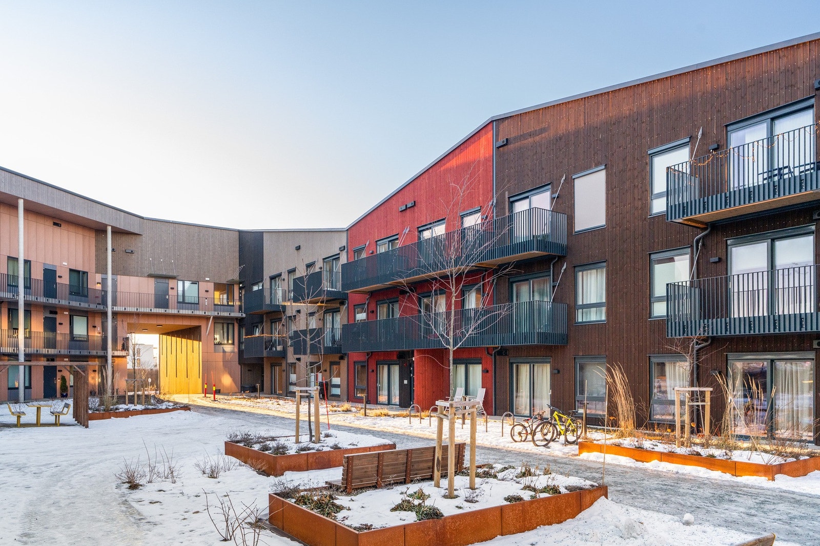 Denne seksjonen har bruksrett til 1 parkeringsplass i felles parkeringskjeller og blir etter dette sameier i Sameiet Gartnersletta Parkeringskjeller. Velkommen til en hyggelig visning! Galleribilde