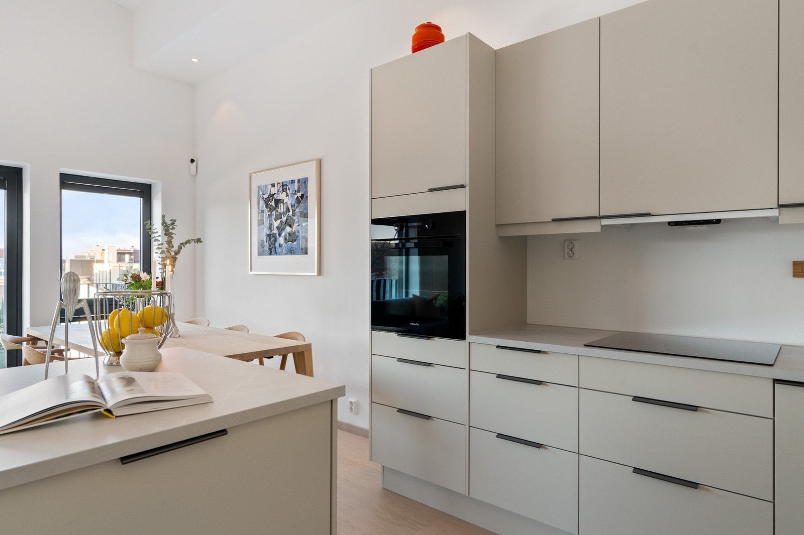 God skap- og benkeplass. Takstmann har gitt kjøkkenet TG-0 på alle områder. Galleribilde